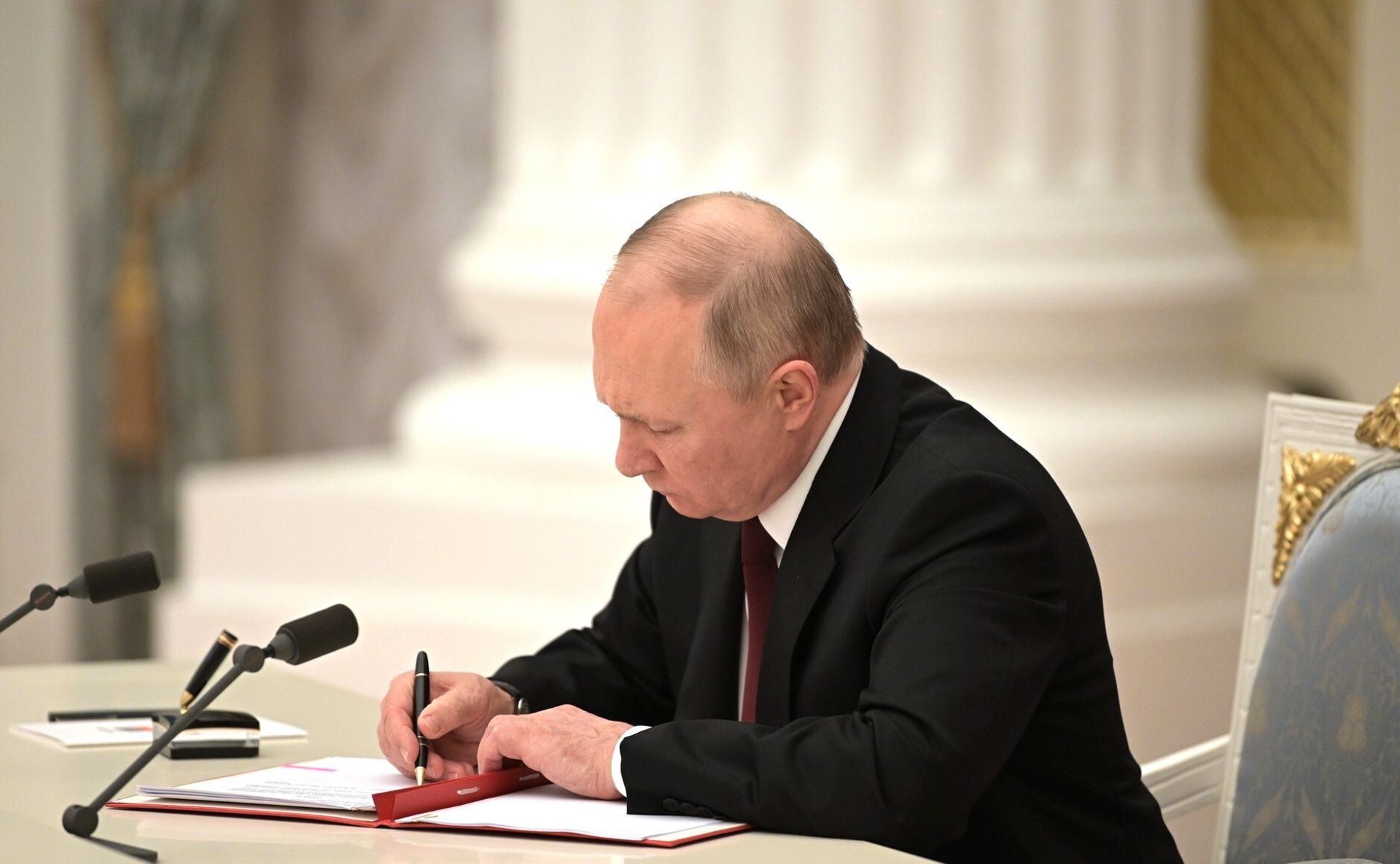 Le président de la Russie, Vladimir Poutine, signe les décrets sur la reconnaissance de la République populaire de Donetsk (RPD) et de la République populaire de Louhansk (RPL) autoproclamées à Moscou, en Russie, le 21 février 2022.