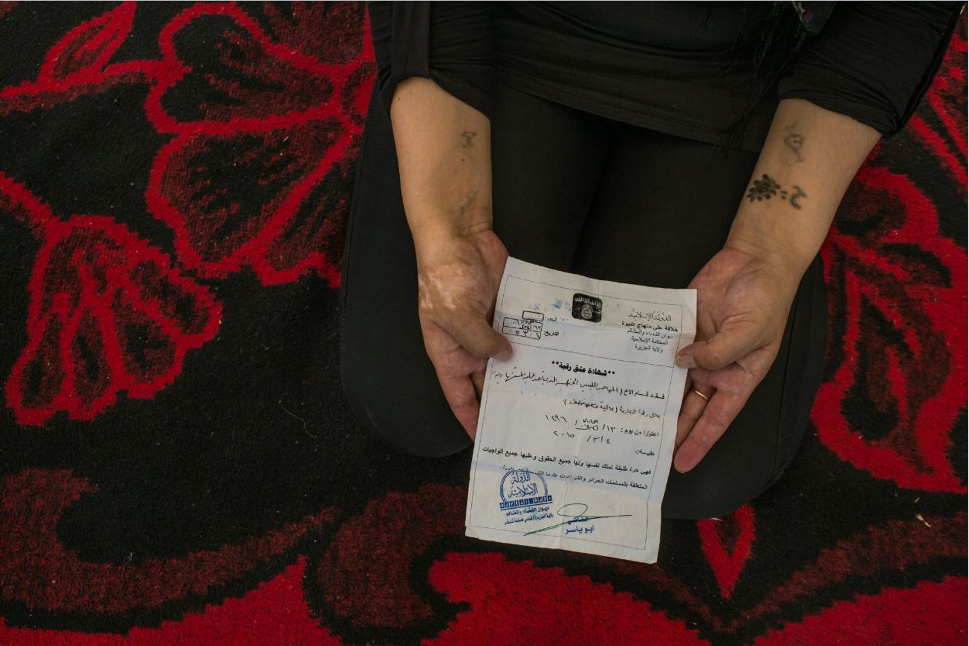 Une femme Yazidi de 25 ans a montré son " Certificat d’Emancipation " que lui avait remis le Libyen qui l’avait transformée en esclave. Il expliqua qu’il avait terminé son entrainement comme kamikaze et qu’il prévoyait de se faire exploser, et donc, la li