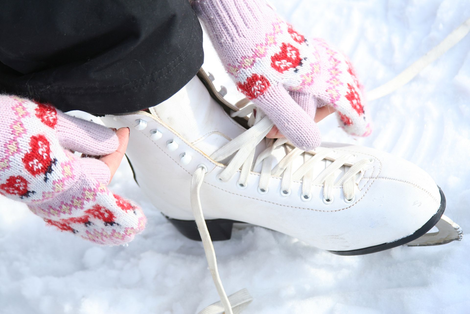Comment faire du sport en s'amusant et en restant fidèle à l'esprit de Noël? En optant pour le patin à glace.