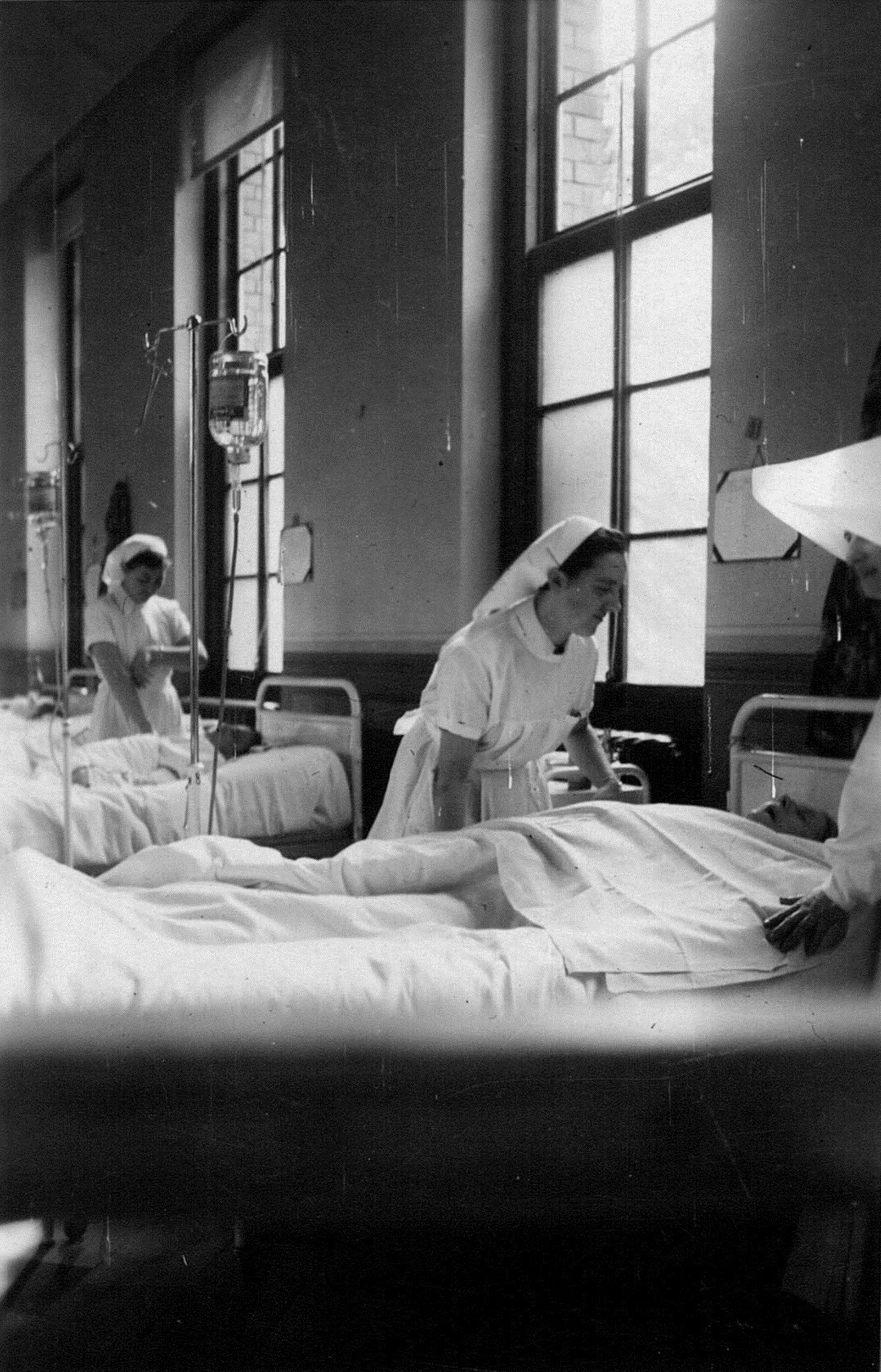 Lucy Deblon Marquet, étudiante, au chevet d'un patient. 