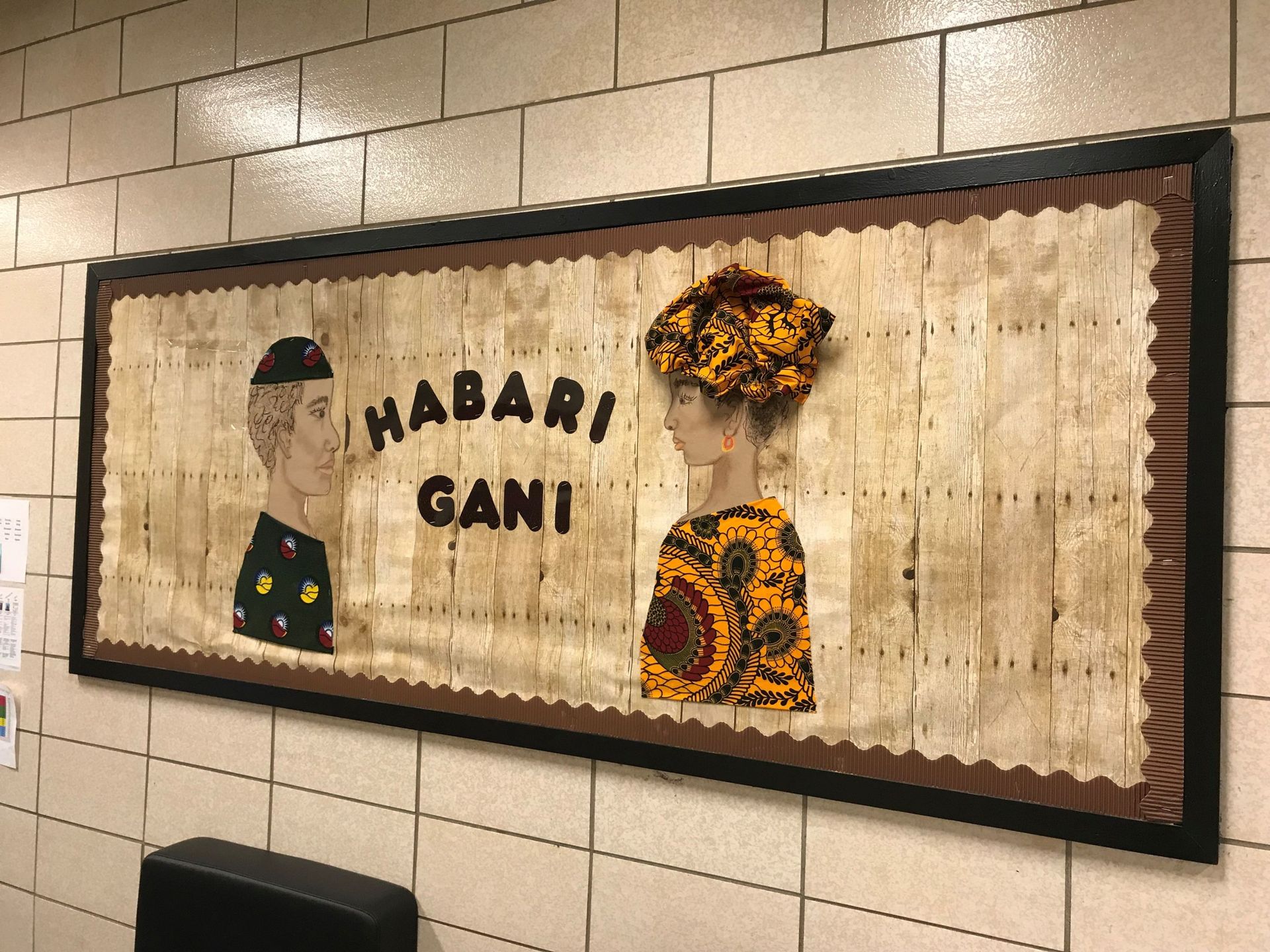 Sur les murs de l'école, du swahili. "Habari gani" ("Quelles nouvelles?")