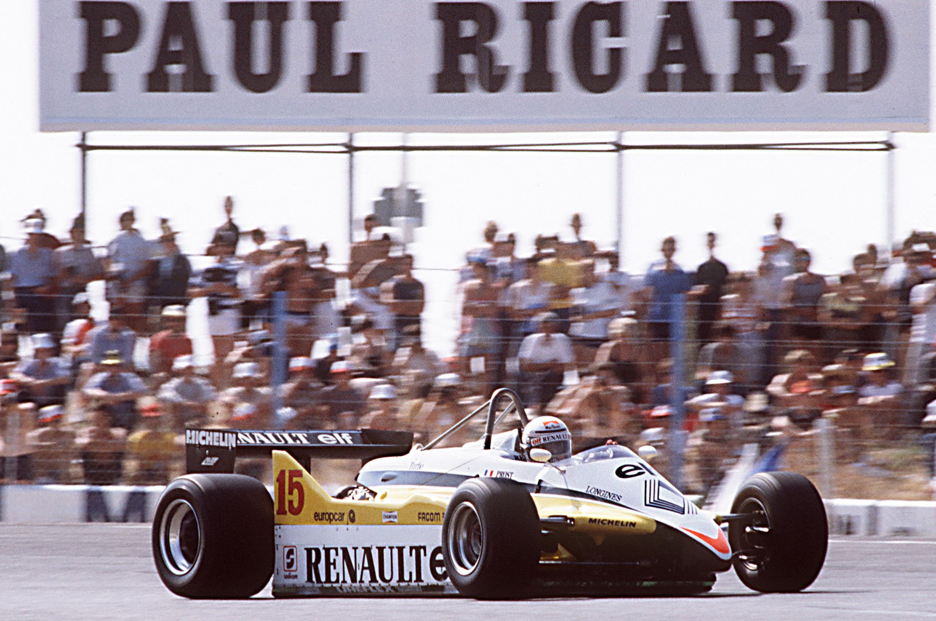 lain Prost au volant de sa monoplace Renault lors du Grand Prix de France sur le circuit Paul Ricard dans les années 80