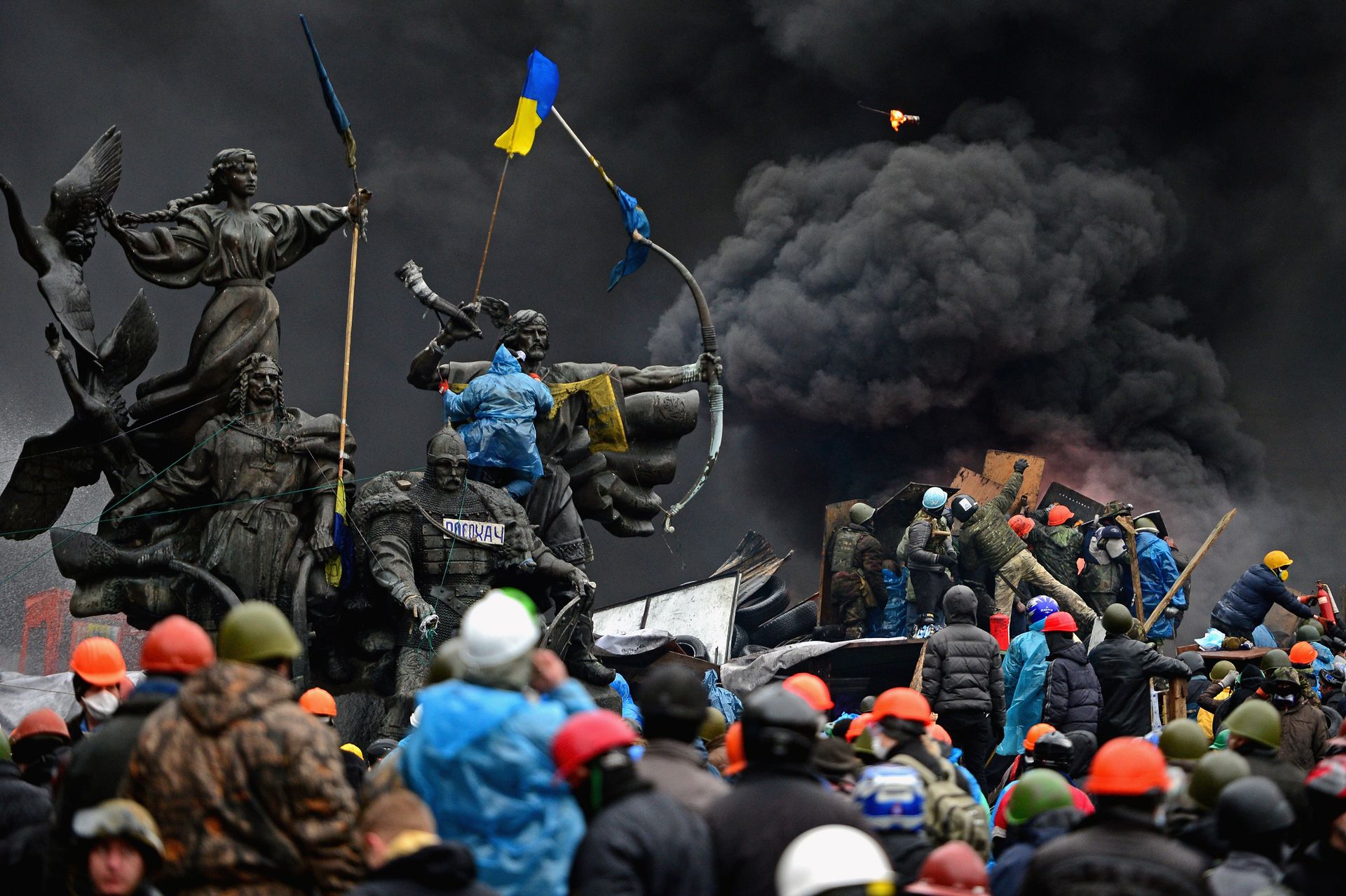 Des manifestants anti-gouvernementaux continuent de s’affronter à la police sur la place de l’Indépendance, malgré une trêve convenue entre le président ukrainien et les dirigeants de l’opposition, le 20 février 2014 à Kiev, en Ukraine. Après plusieurs se