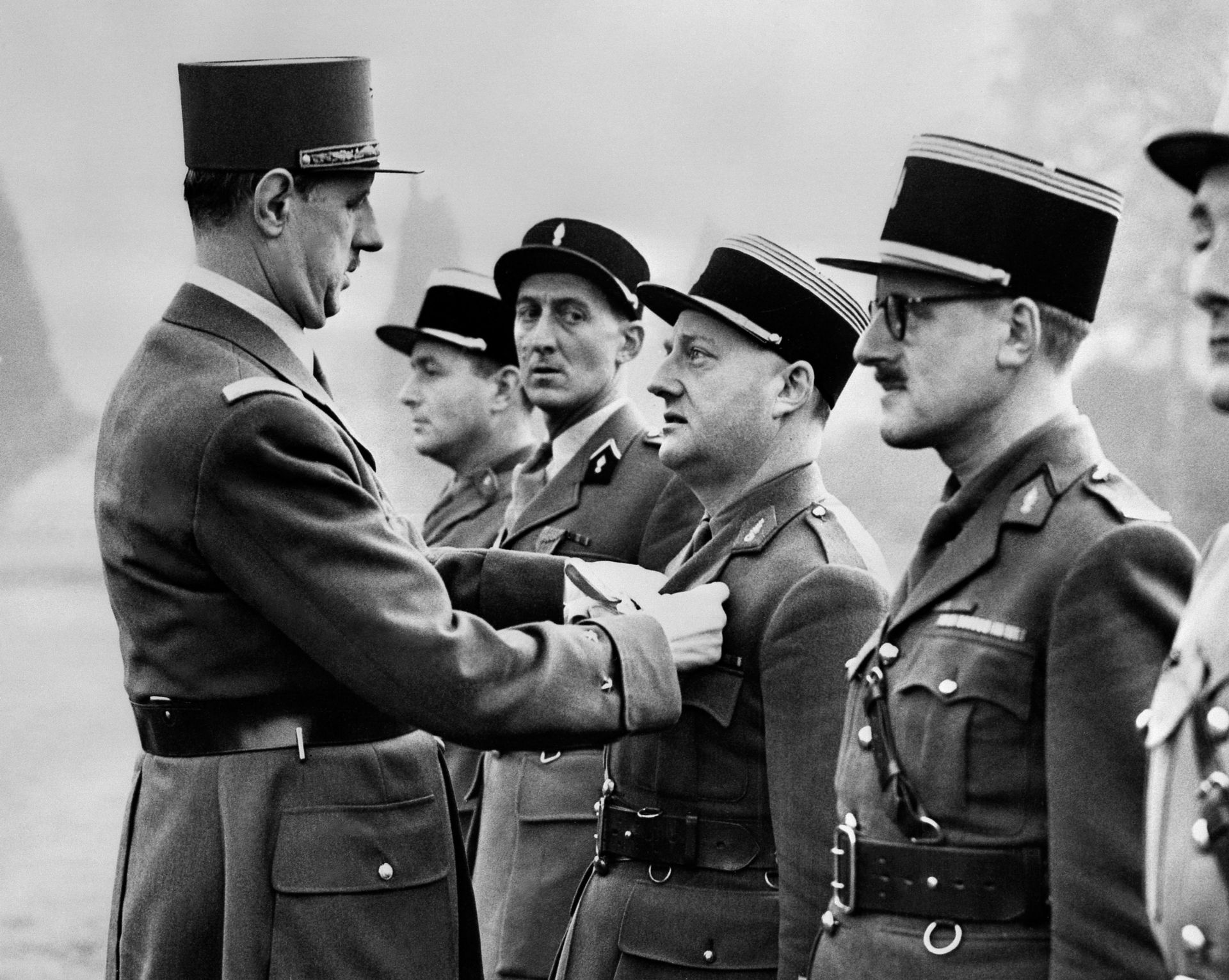 Le Général de Gaulle décore six officiers français à Londres, le 11 novembre 1941