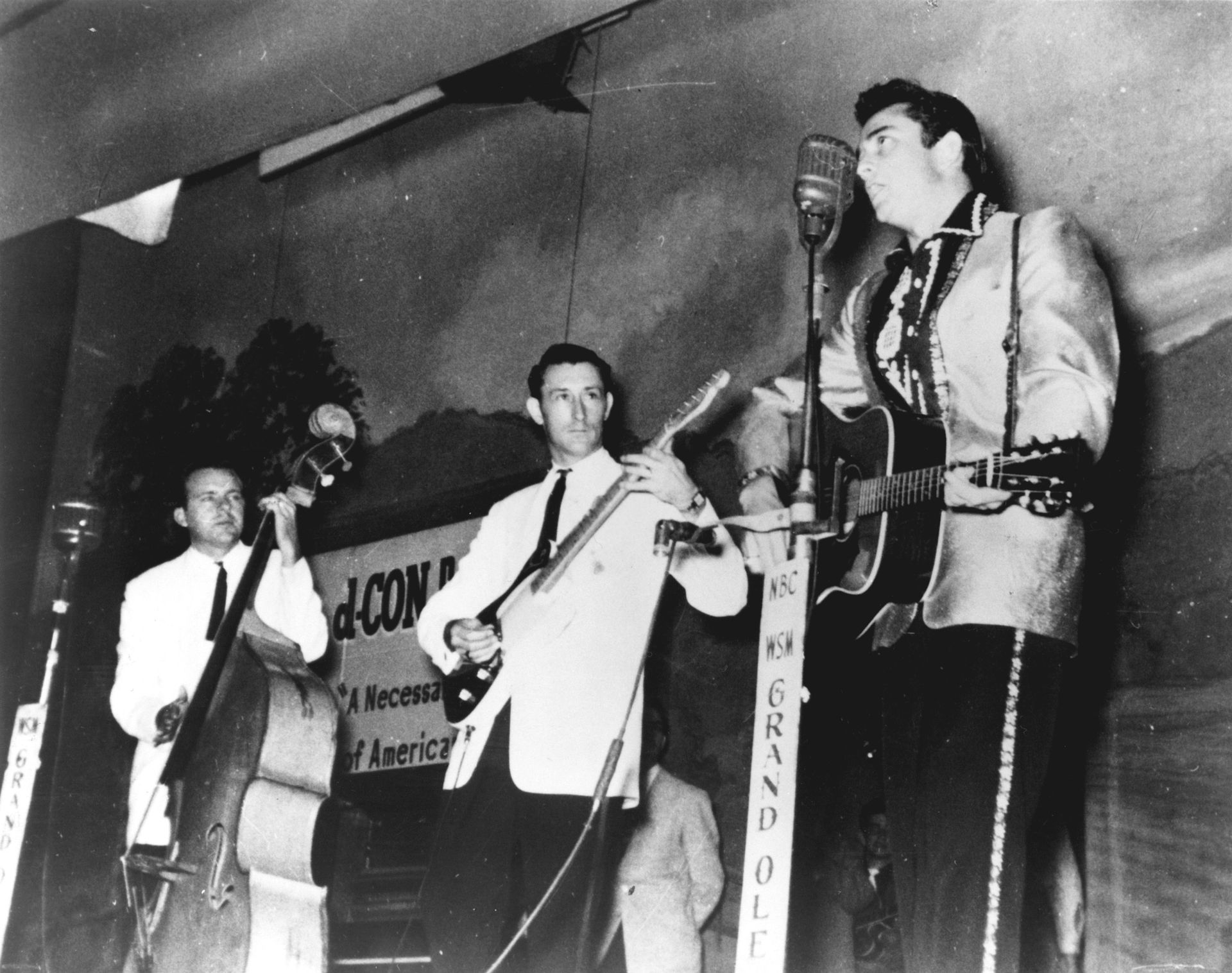 Johnny Cash joue au Grand Ole Opry avec son groupe The Tennessee Two composé de Marshall Grant et Luther Perkins vers 1956