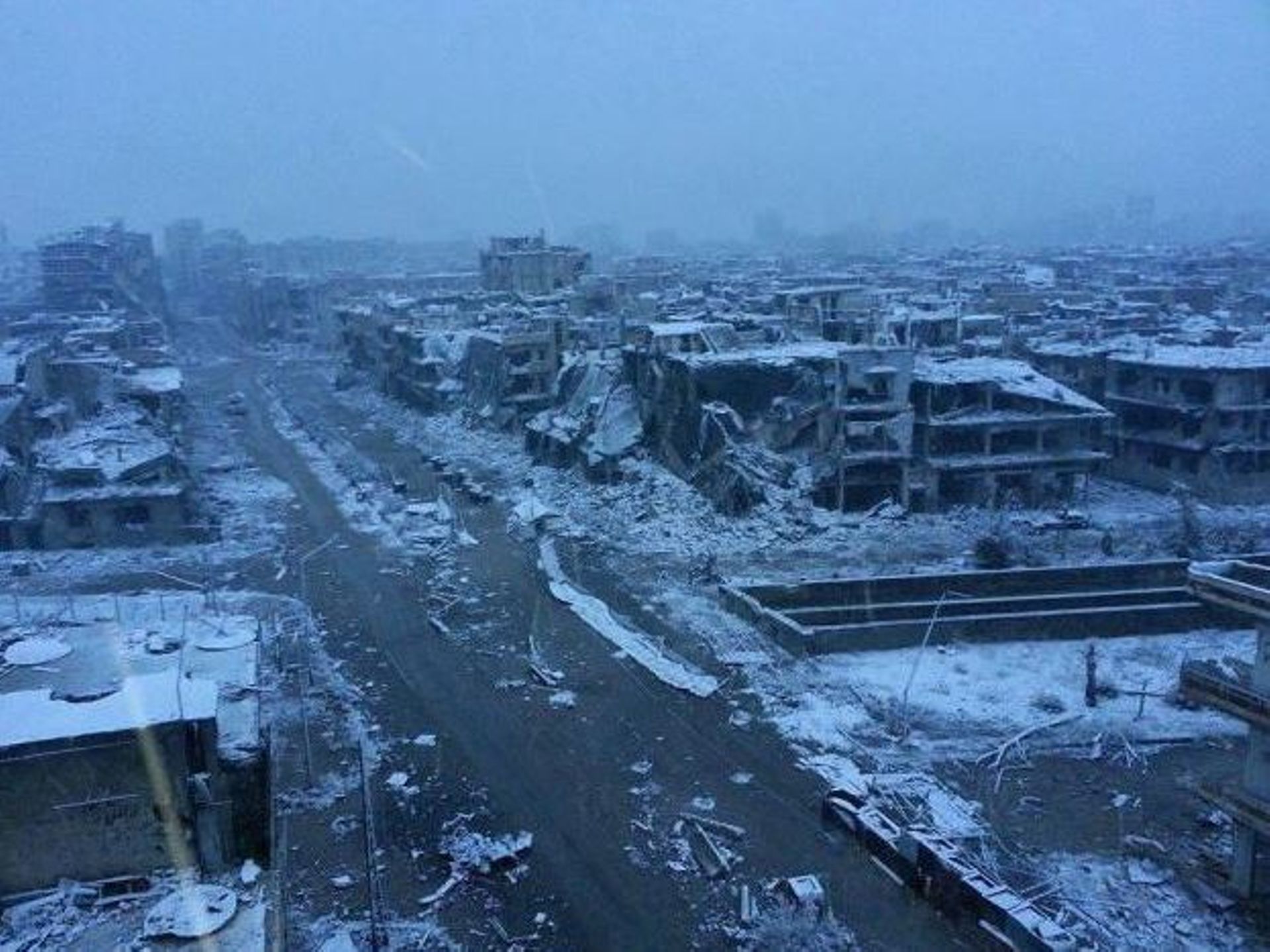 Une photo, sur un blog anti-gouvernemental, montre la ville de Homs, détruite, sous la neige