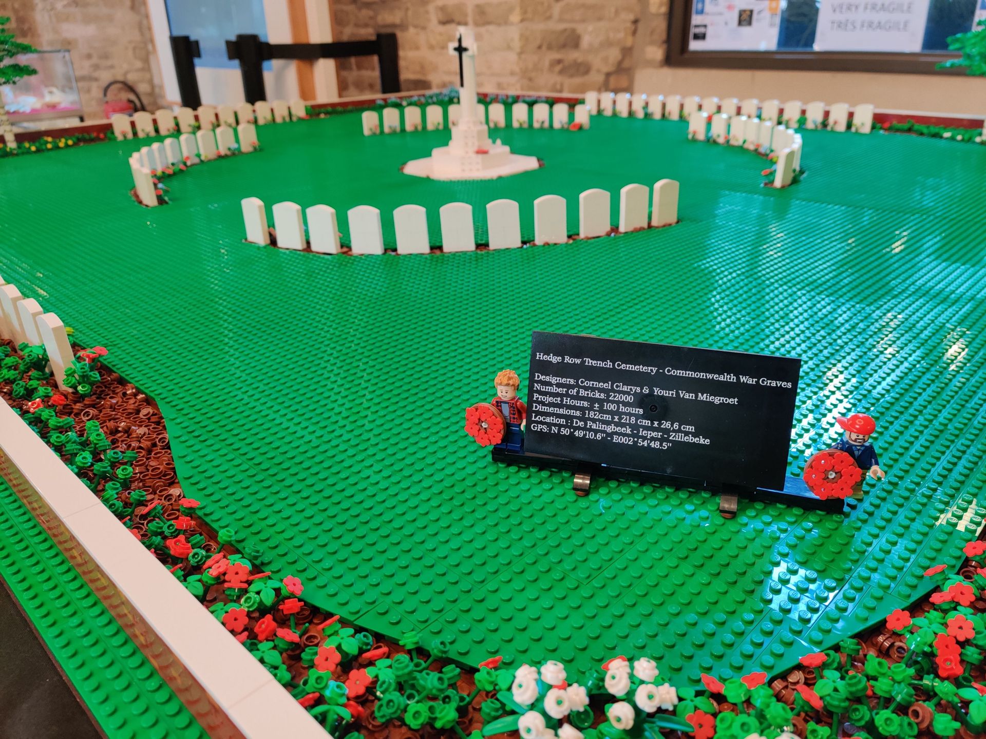 Des habitants d'Ypres recréent un cimetière de la Première Guerre mondiale  en Lego 