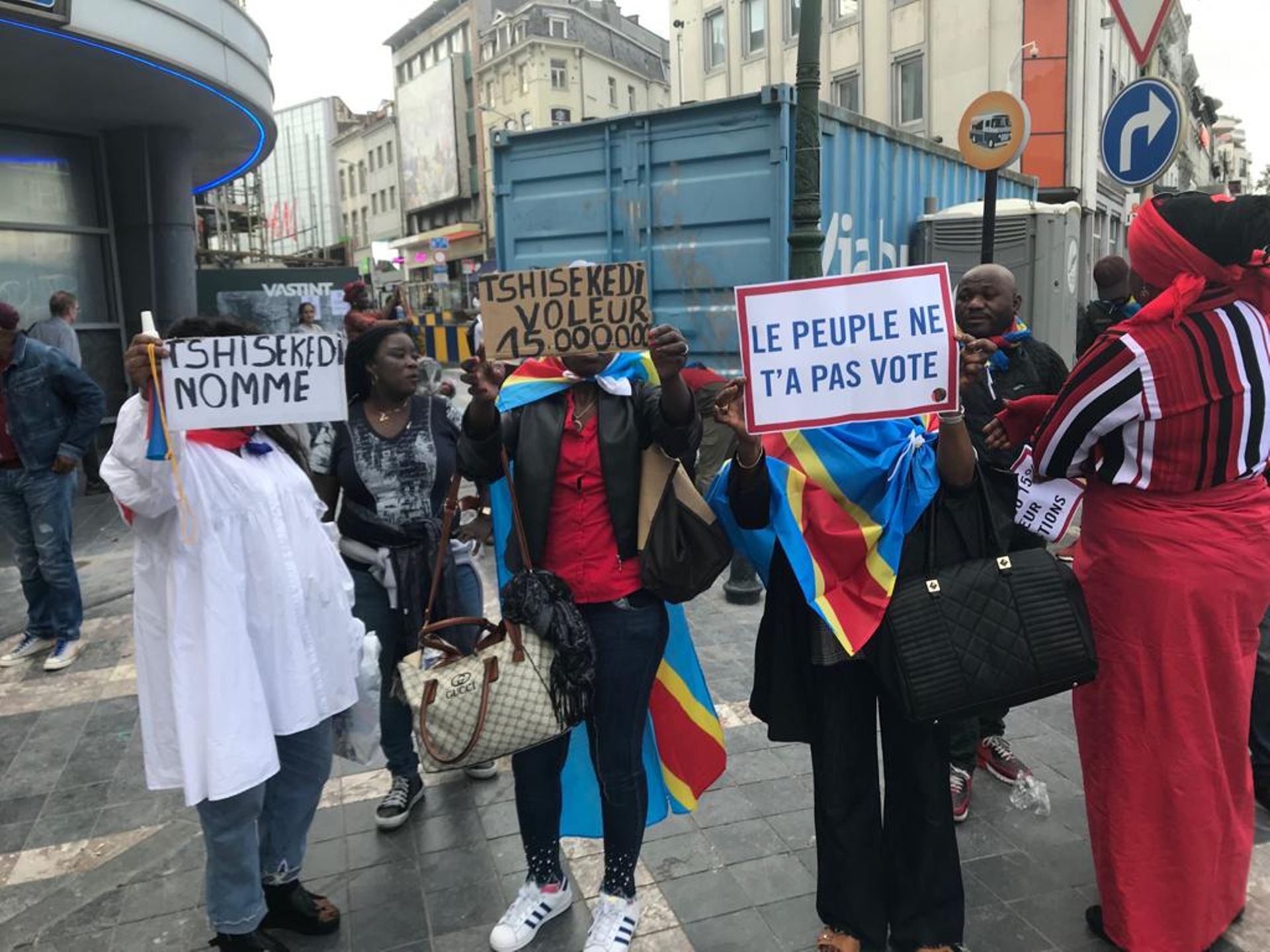 Des opposants au président congolais manifestent sur le square Lubumba, près de la porte de Namur.