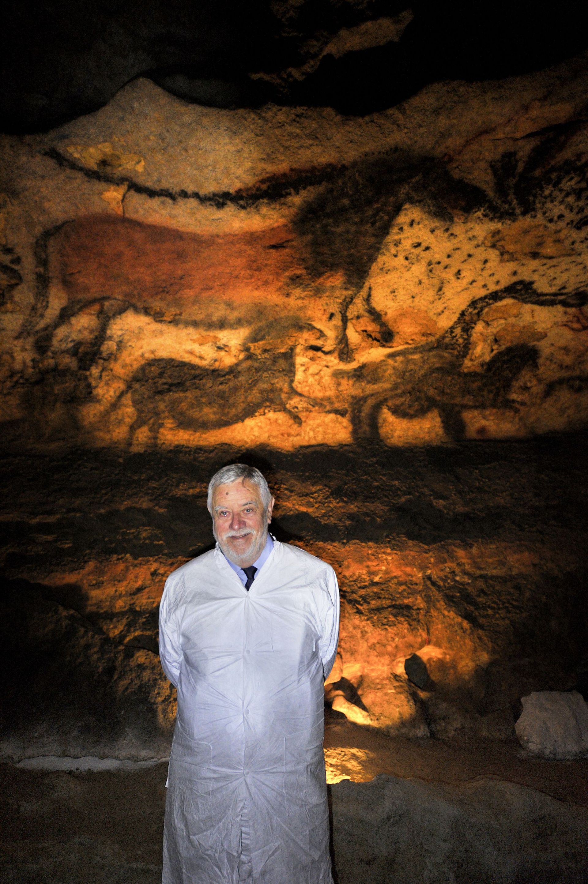 Yves Coppens dans la grotte de Lascaux, en septembre 2016