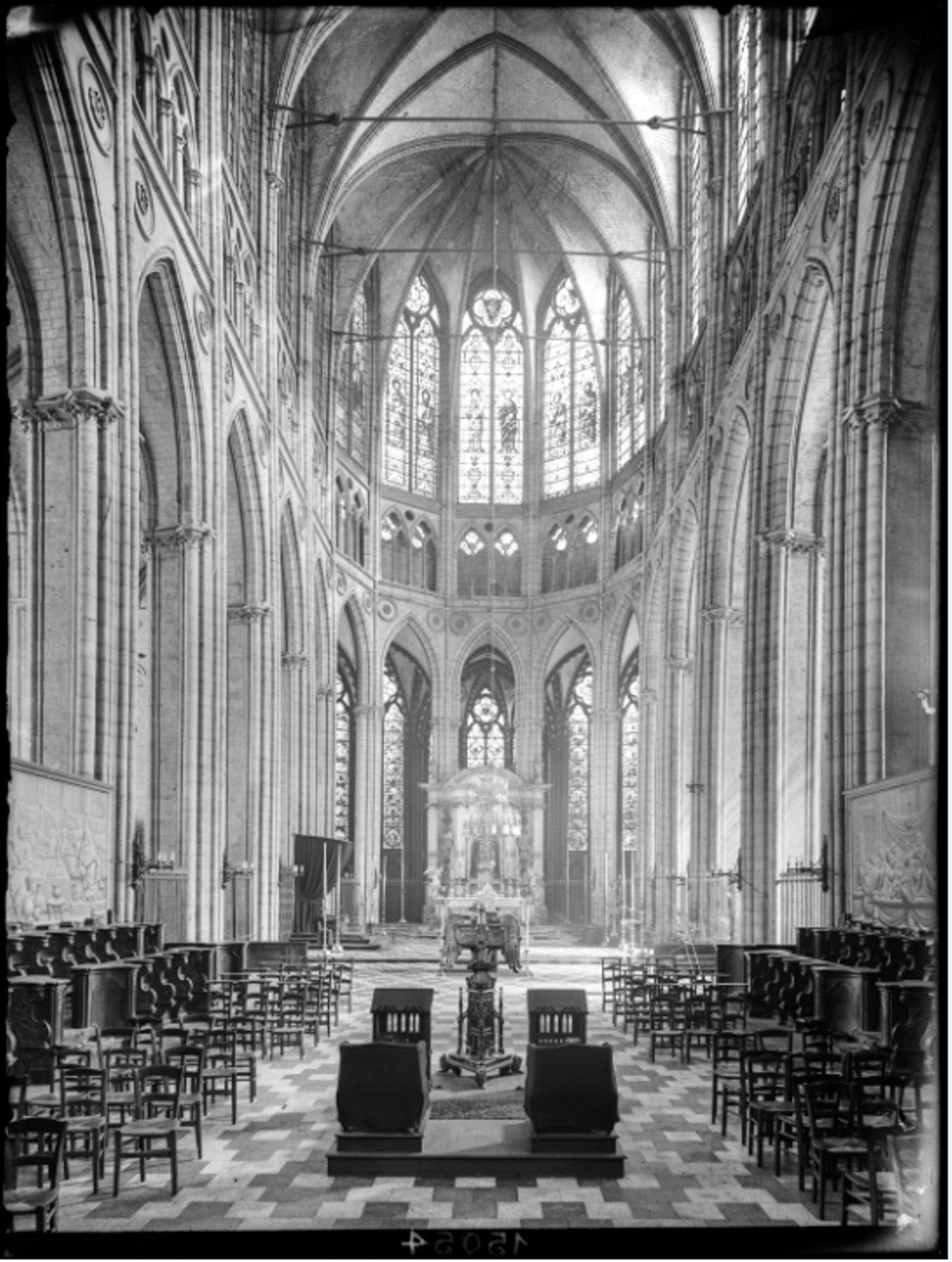 Intérieur du chœur gothique de la cathédrale Notre-Dame, à Tournai.