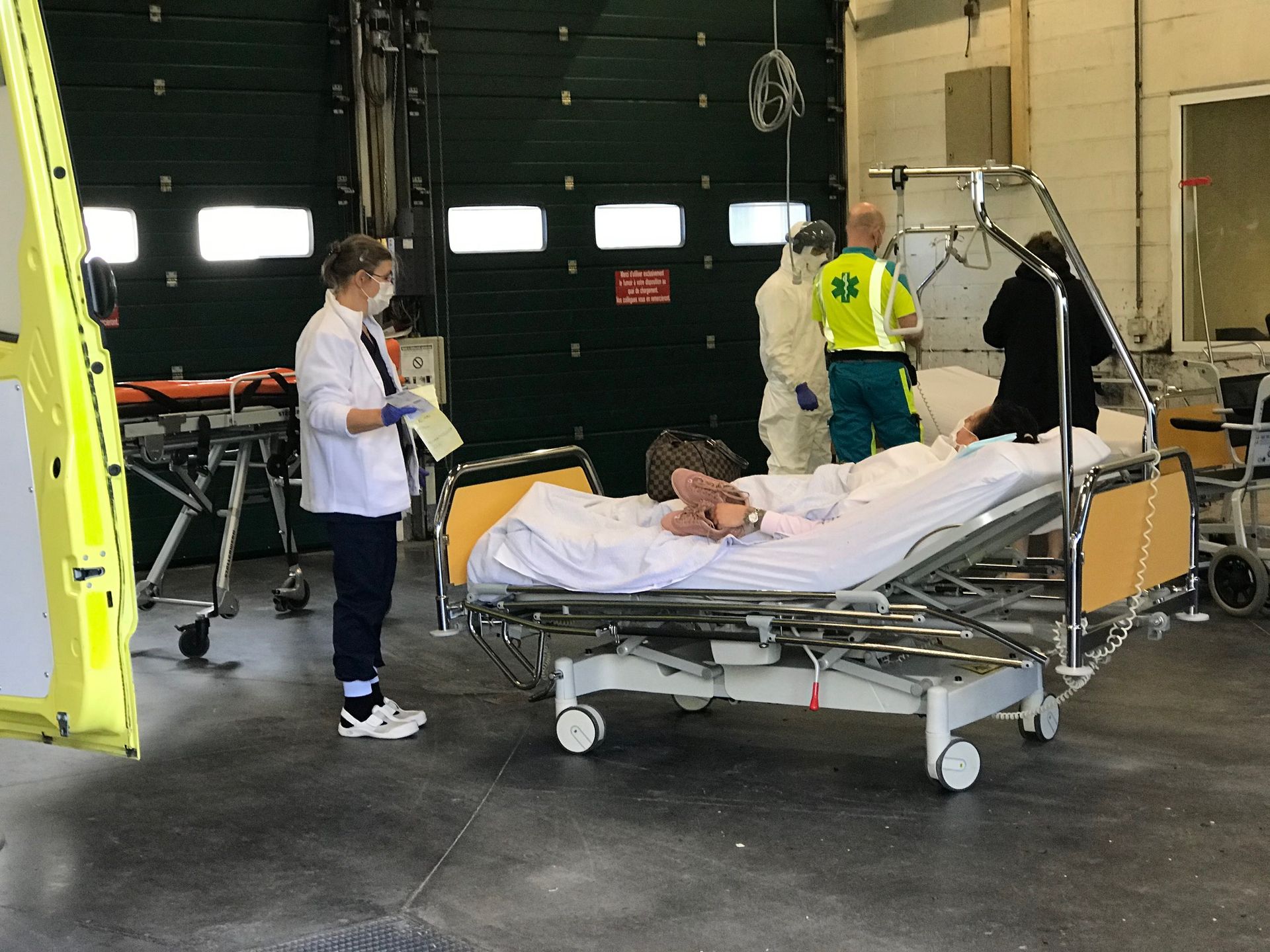 La patiente est prise en charge par des infirmiers à l'hôpital de la Citadelle, dans un garage qui a été aménagé spécialement pour les cas suspects « Covid-19 ». 