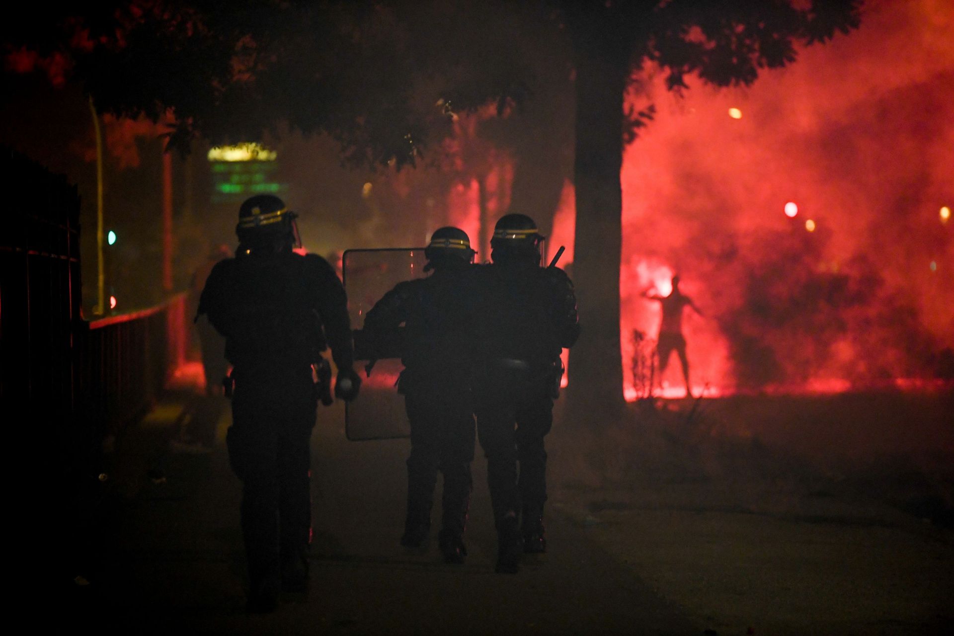Ligue des champions: véhicules incendiés et magasins vandalisés sur les Champs-Elysées après la défaite du PSG