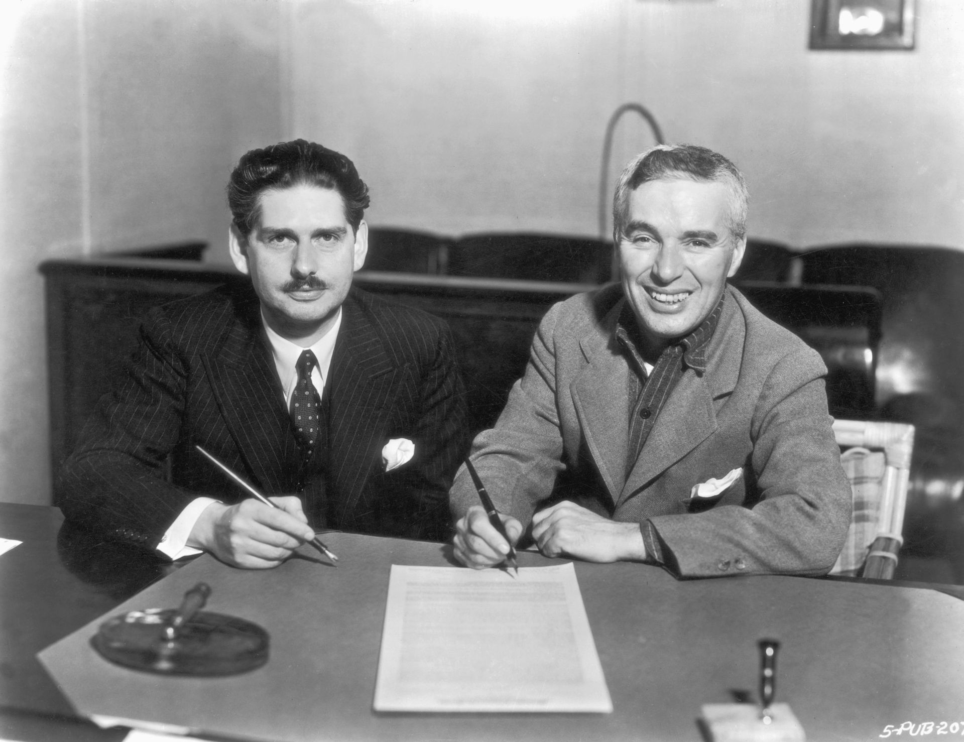 Robert Meltzer et Charlie Chaplin à l'écriture du scénario du Dictateur.