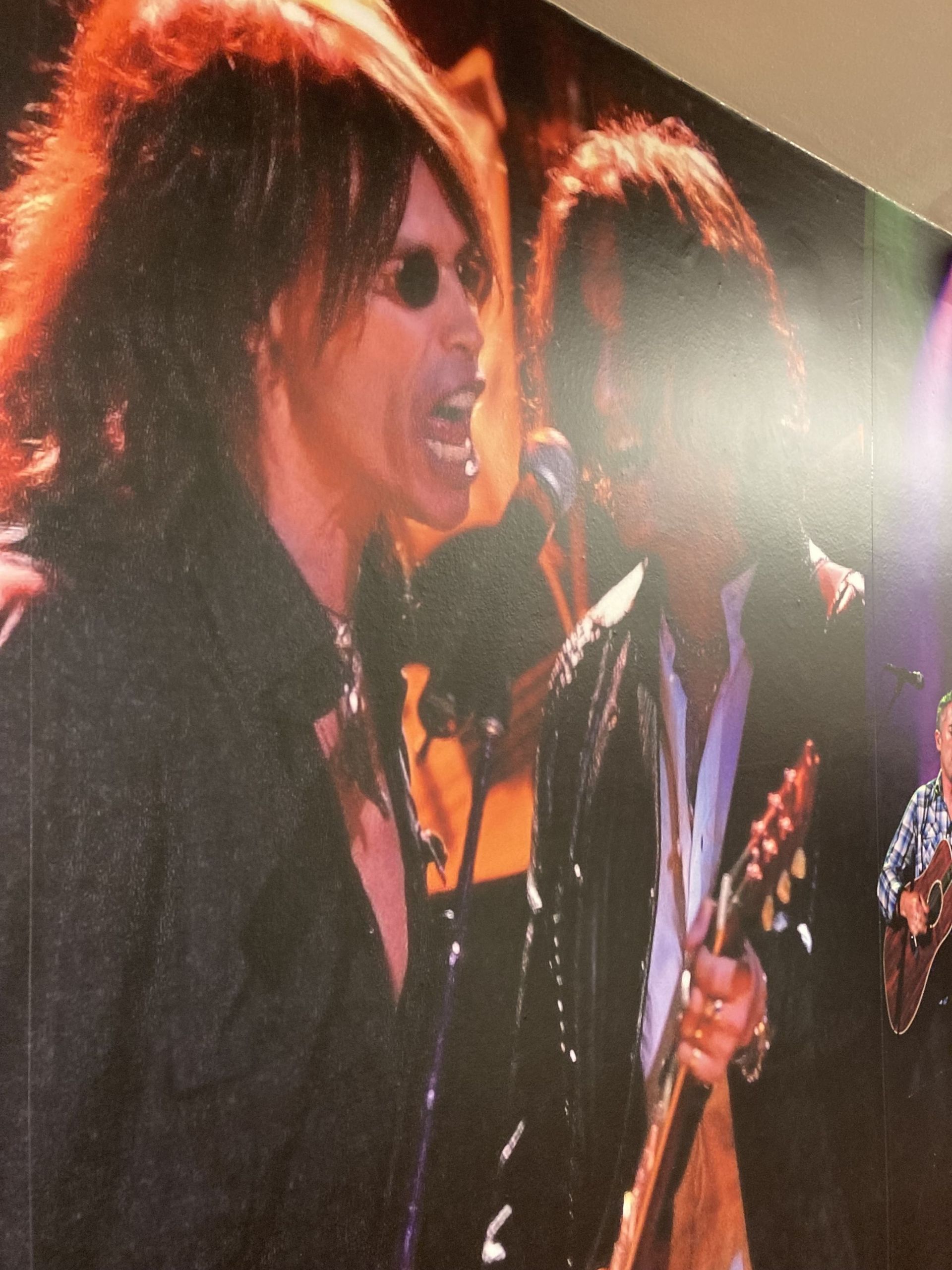 Photo d'Aerosmith sur scène exposée dans les coulisses du Radio City Music Hall 