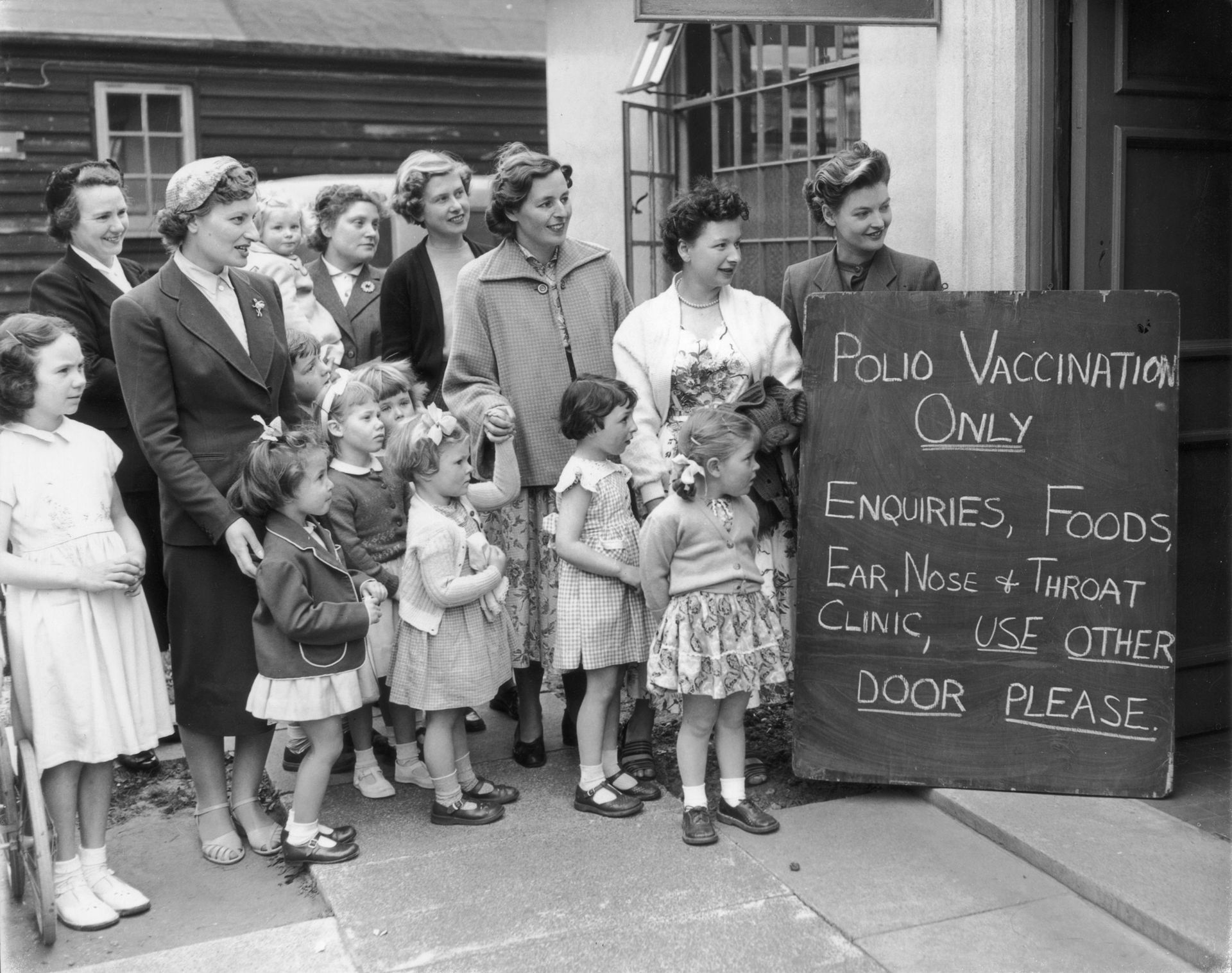 Un groupe de mère avec leurs enfants lors des premières campagnes de vaccination en Grande-Bretagne, en 1956.