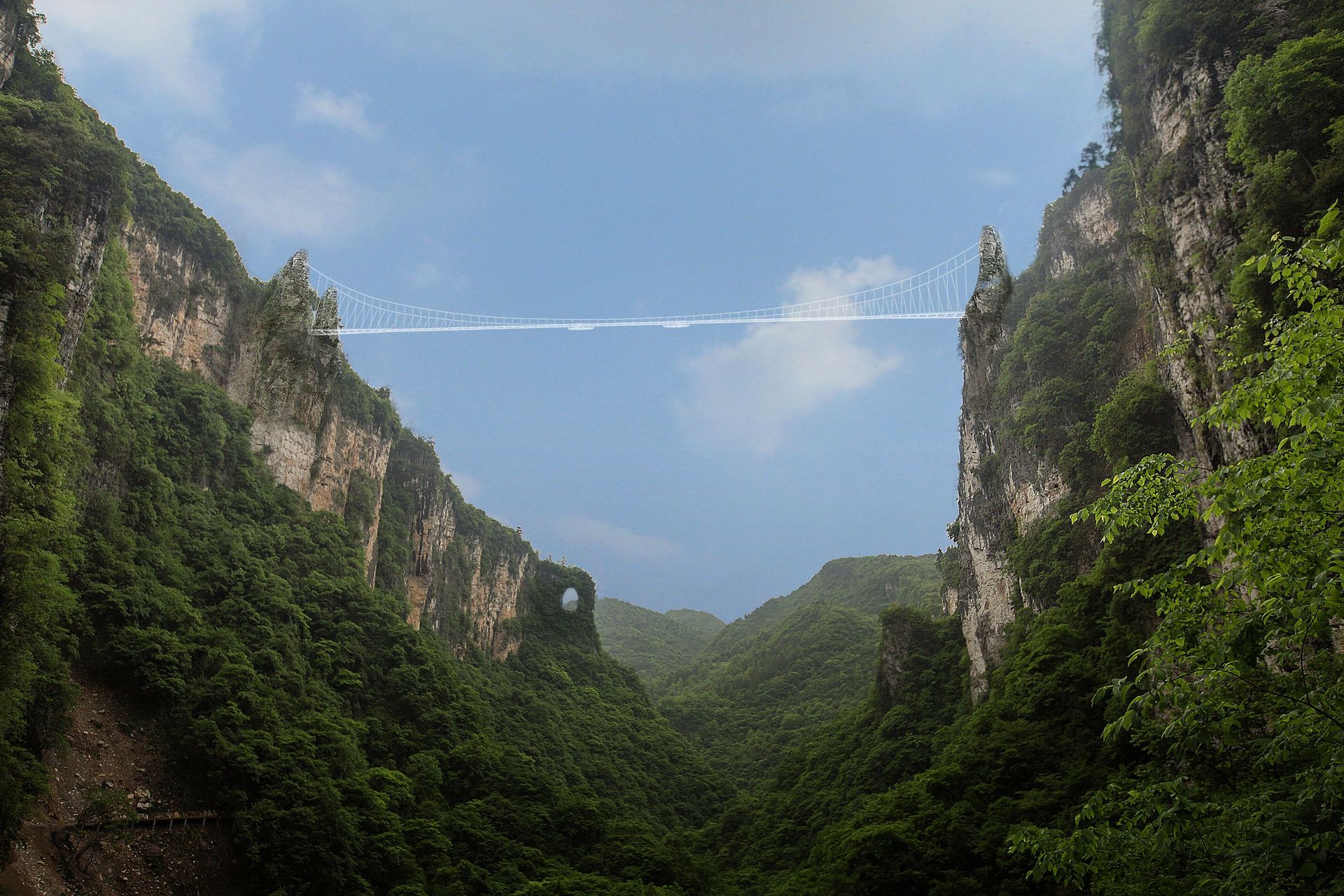 Une impressionnante passerelle de verre bientôt inaugurée en Chine — free download