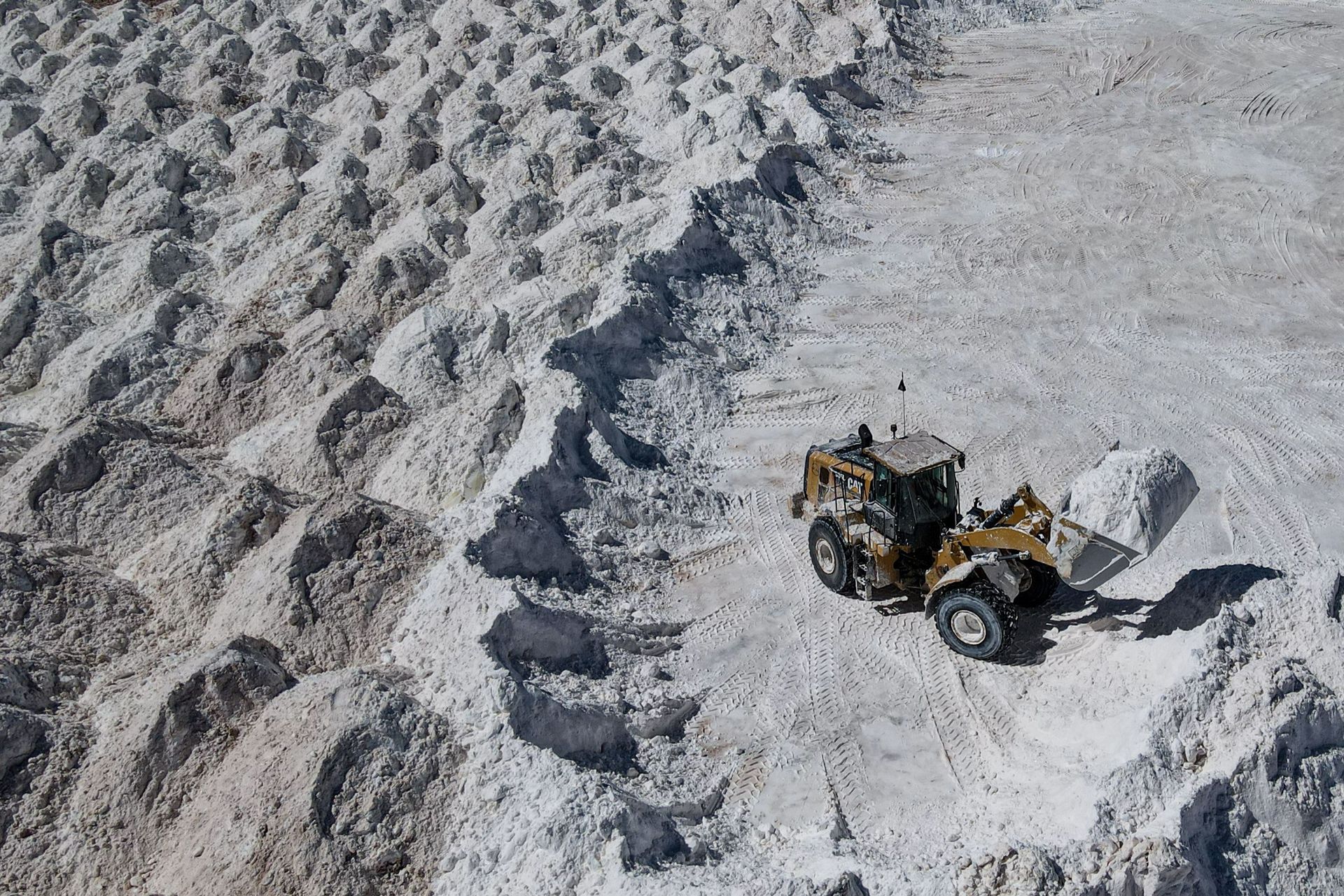 Une machine d’extraction de lithium déplace un sous-produit de sel à la mine dans le désert d’Atacama à Salar de Atacama, Chili, le 25 octobre 2022.