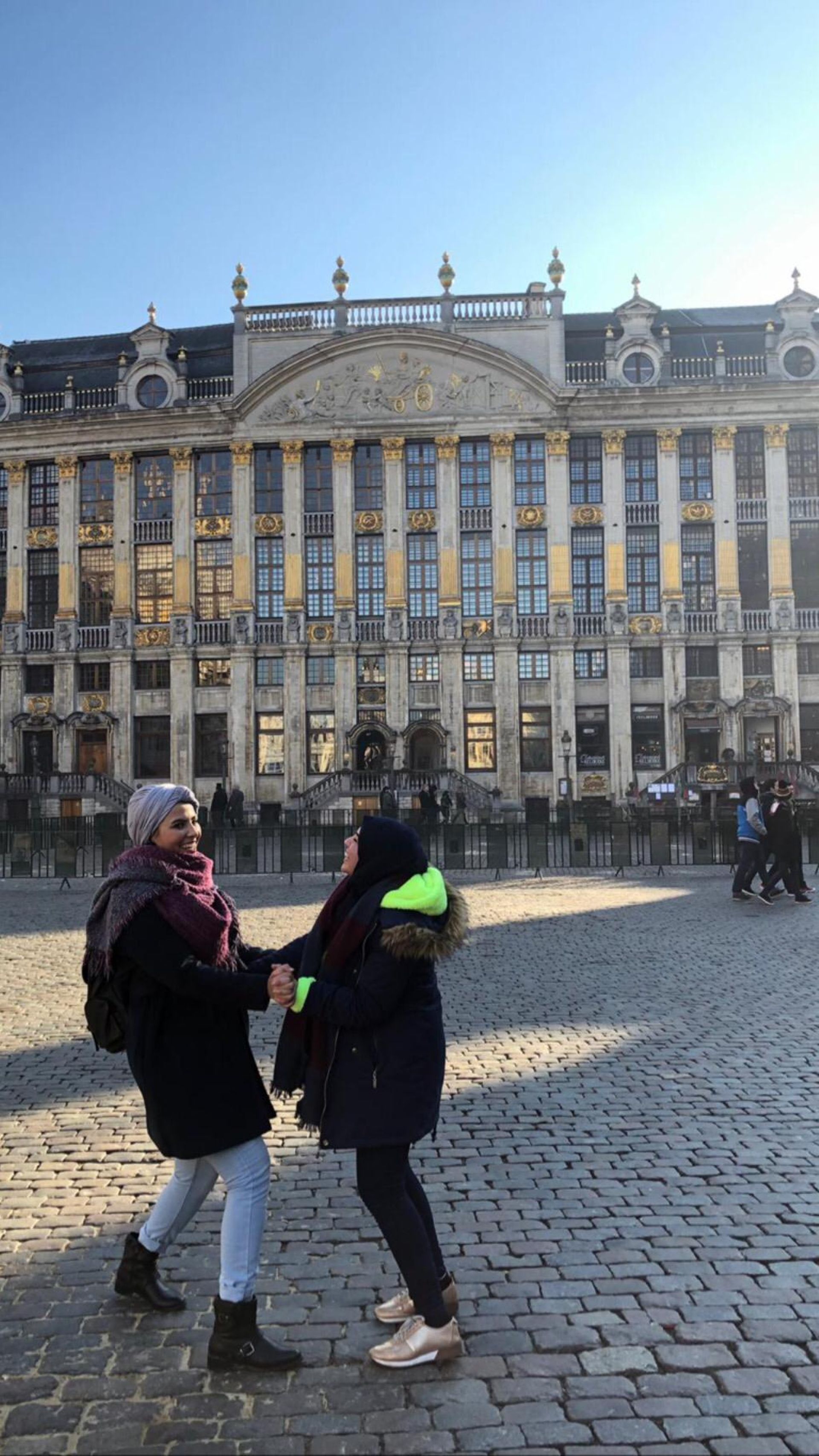 Abeer découvre la Grand-Place de Bruxelles 