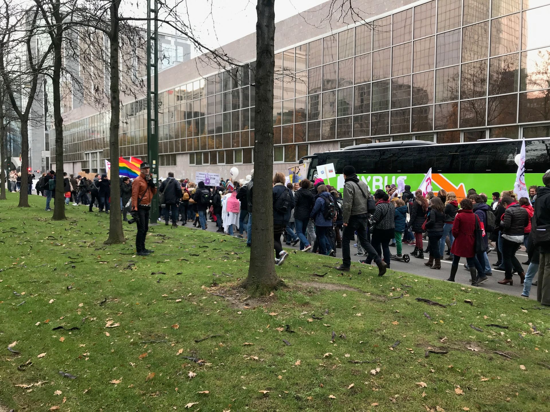 Manifestation contre les violences faites aux femmes: plus de 1.000 personnes dans les rues de Bruxelles 