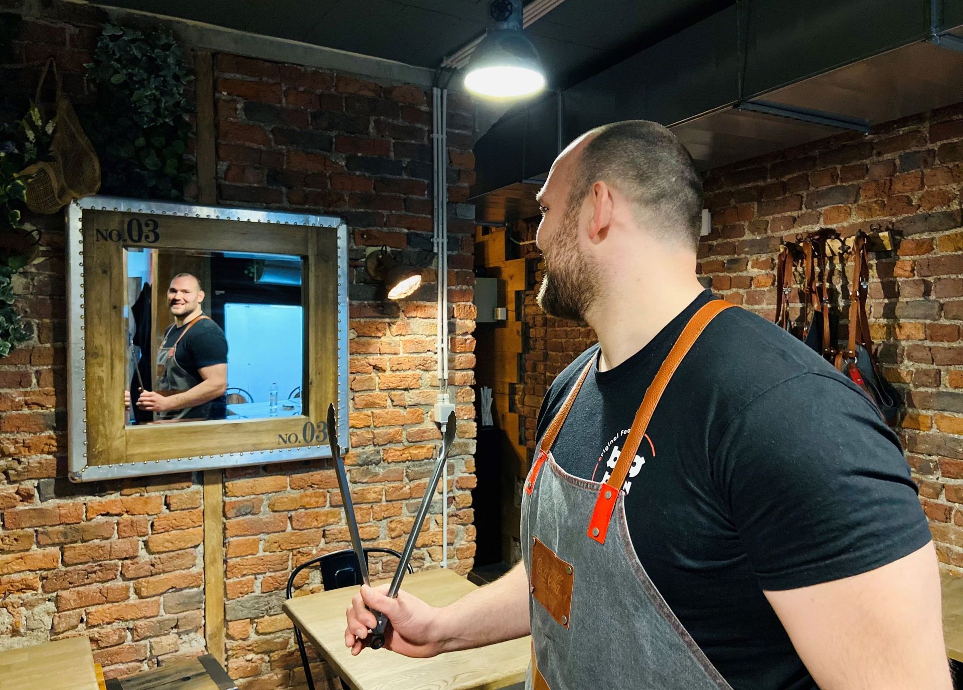 Une déco "industrielle", une cuisine moderne et un chef cuistot passionné et très fier d'avoir été cité dans la "Black Food Edition" du "Vif Weekend"!