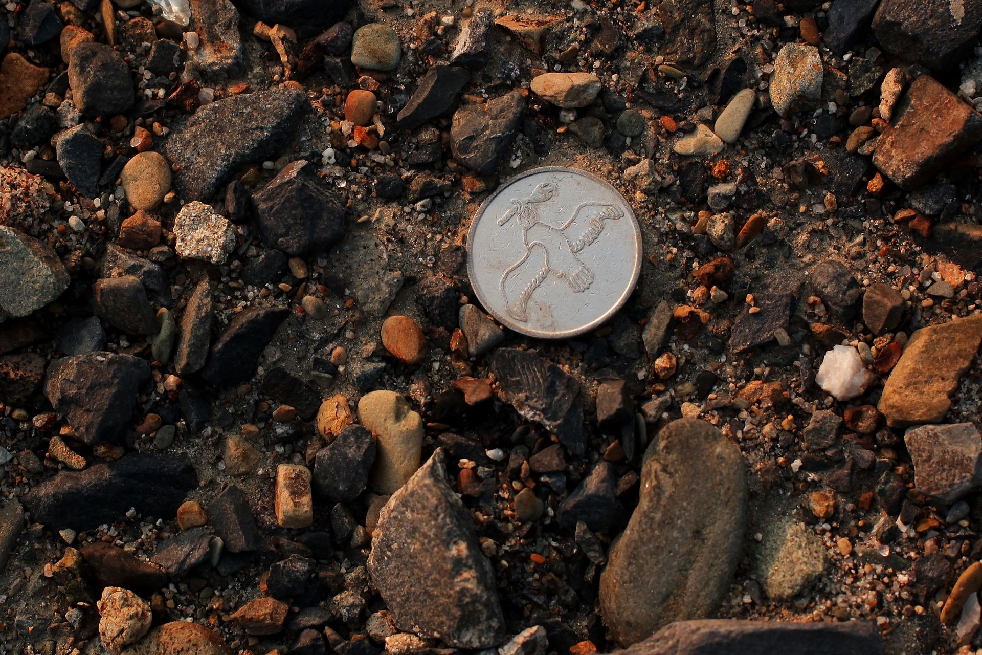 En 2011, une pièce estampée d’une colombe de la paix, dans les décombres le Minamisanriku, au Japon, par suite du séisme et au tsunami