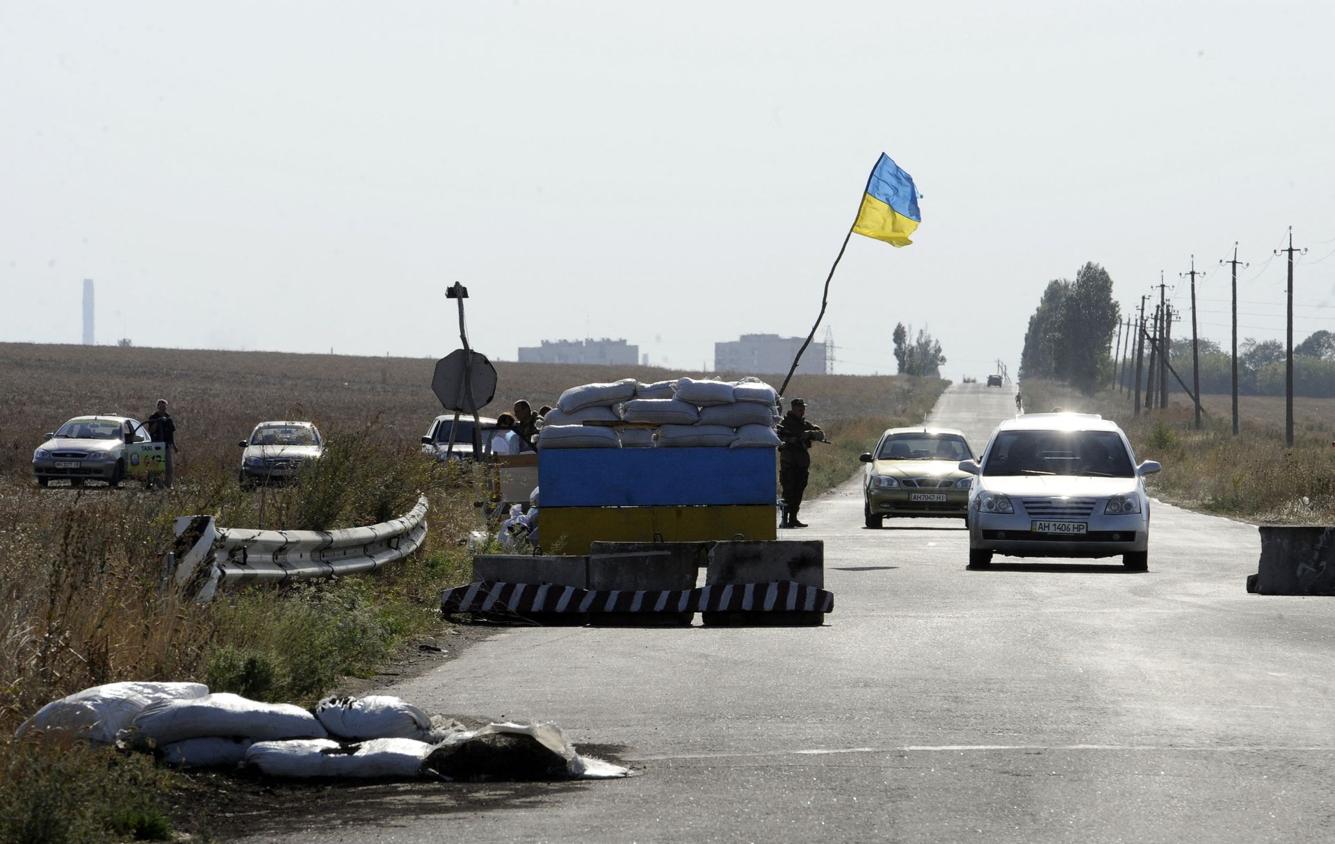 Combattants du bataillon Azov surveillant une route quittant la ville, le 2 septembre 2014