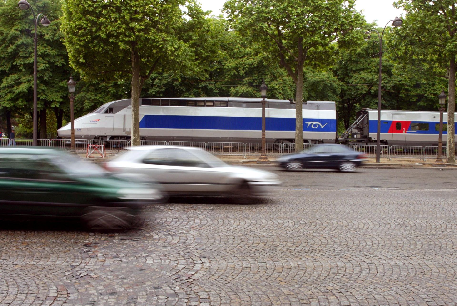 TGV à "contre-sens" sur les Champs-Elysées (dans le cadre d'une exposition", en 2003