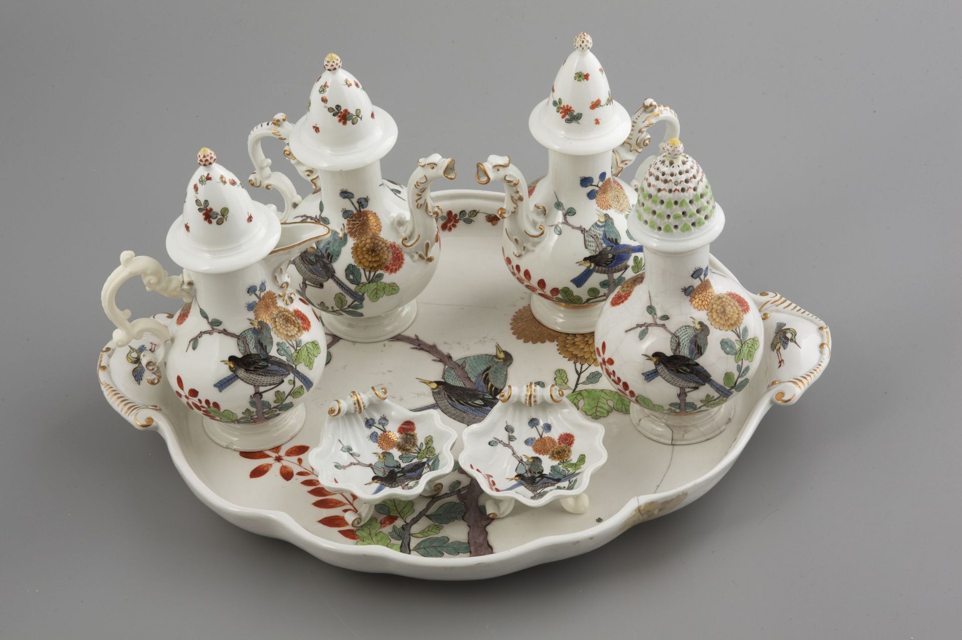 Service à condiments. Porcelaine dure polychrome. Allemagne, Meissen (Saxe). Manufacture de porcelaine. Vers 1730-1735. 