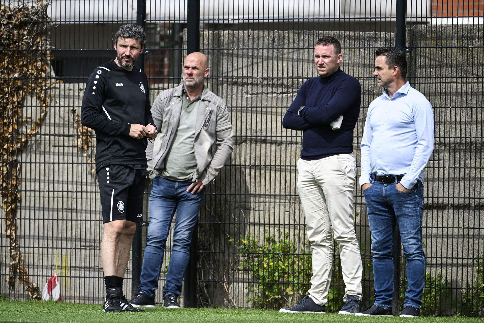 Mark van Bommel (à gauche) et Marc Overmars (à droite) ce midi à l'entraînement.
