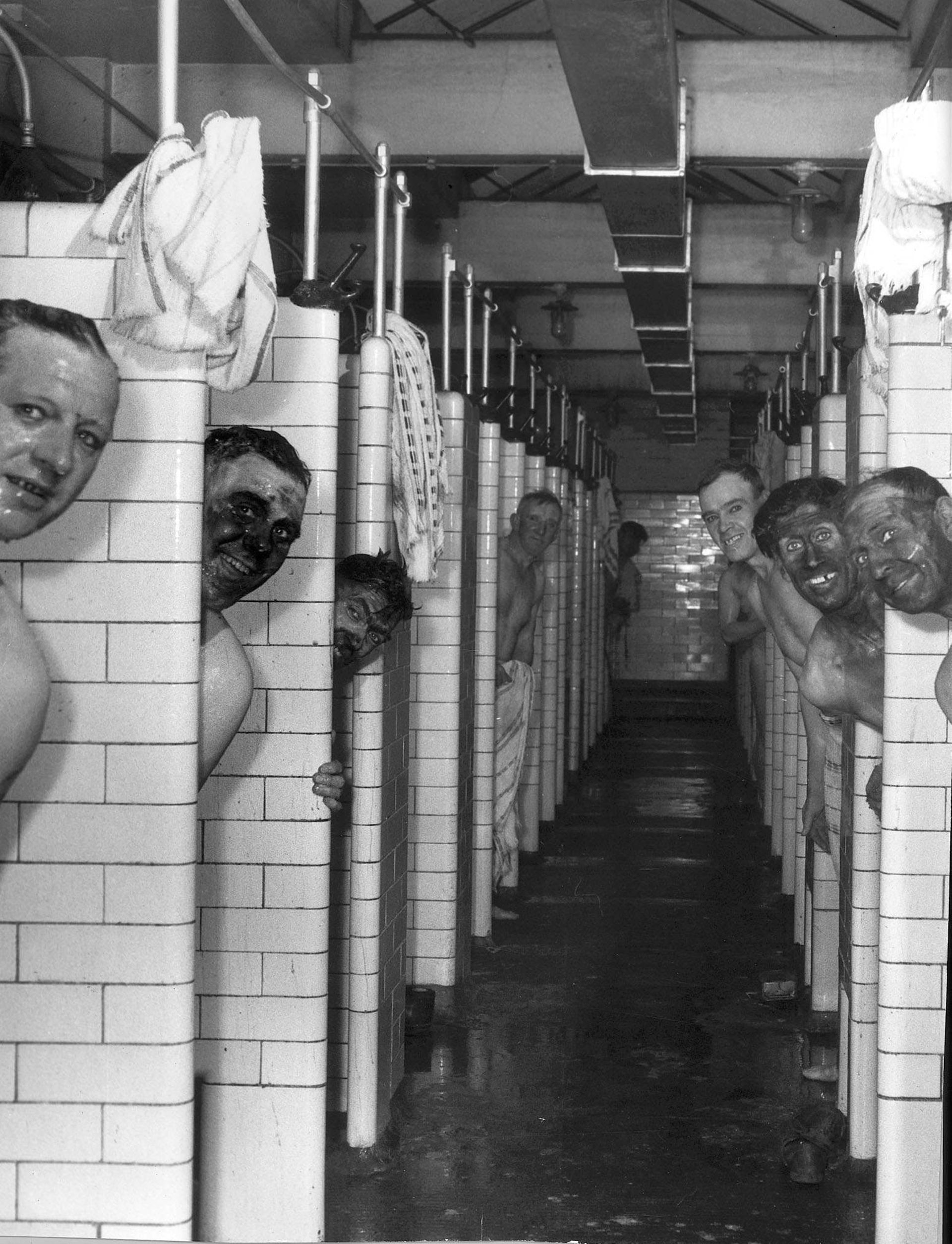 Des mineurs anglais aux douches, 1954. 