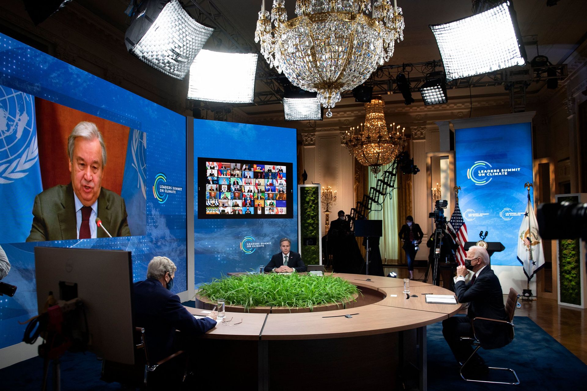 L'envoyé américain pour le climat, John Kerry, le secrétaire d'État américain Antony Blinken et le président américain Joe Biden écoutent le secrétaire général des Nations Unies Antonio Guterres s'exprimer à l'écran lors d'un sommet virtuel sur le changem
