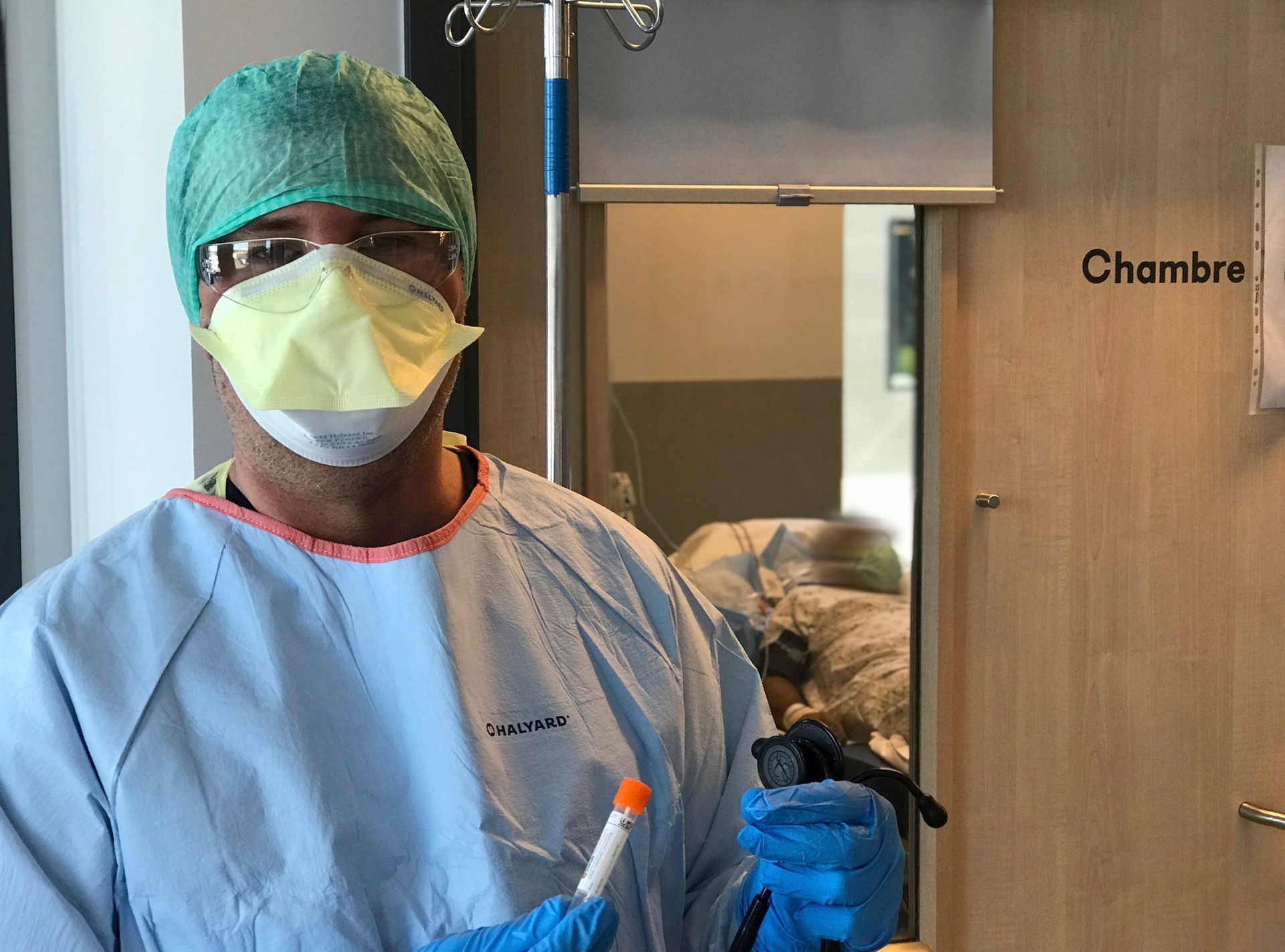 Christian Tarta Radu, médecin urgentiste au CHC de Liège, va pratiquer un test de dépistage du Coronavirus SARS-CoV2 sur un patient qui présente des symptômes suspects.