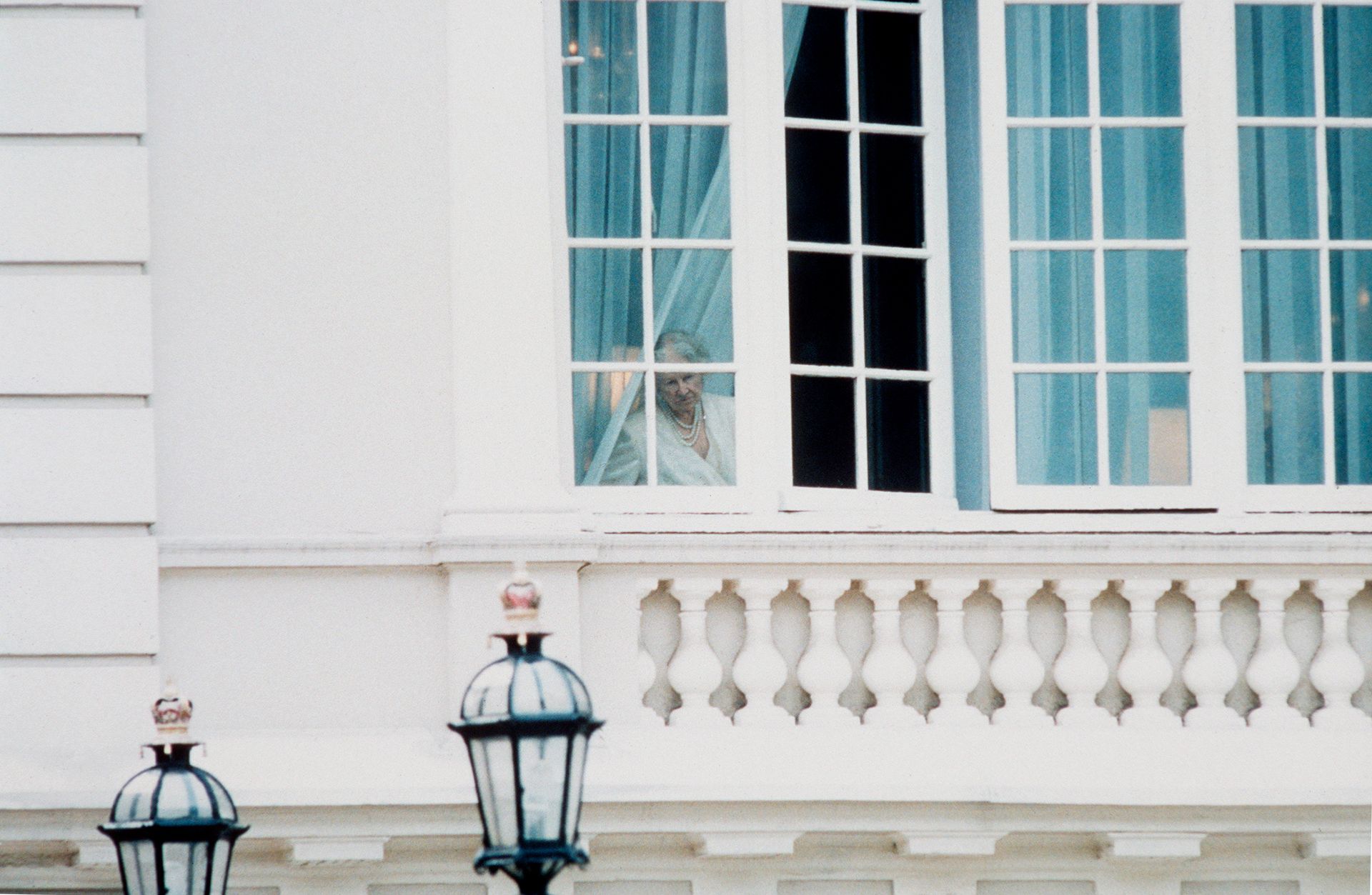 La reine mère à l’une des fenêtres de Clarence House, en 1994…