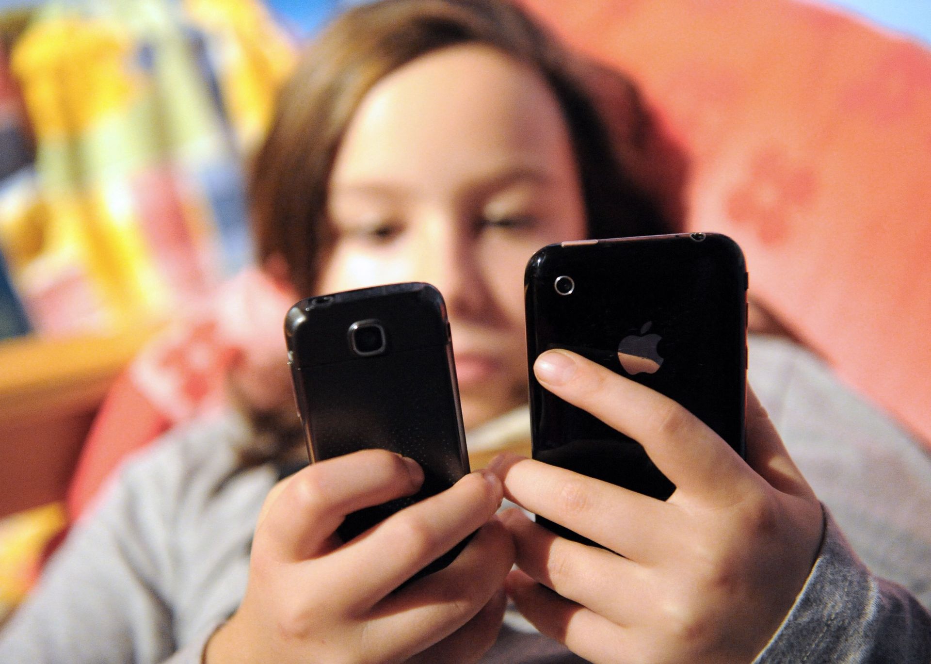 enfant fille 8 ans qui téléphone avec son téléphone portable
