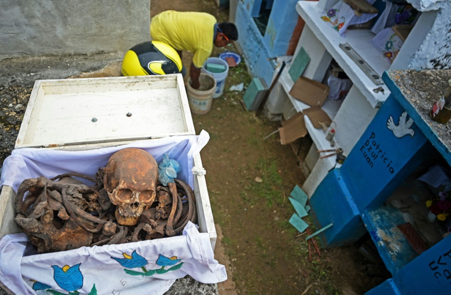 Des habitants de la communauté maya de Pomuch nettoient les os de leurs morts, le 19 octobre 2021 au Mexique
