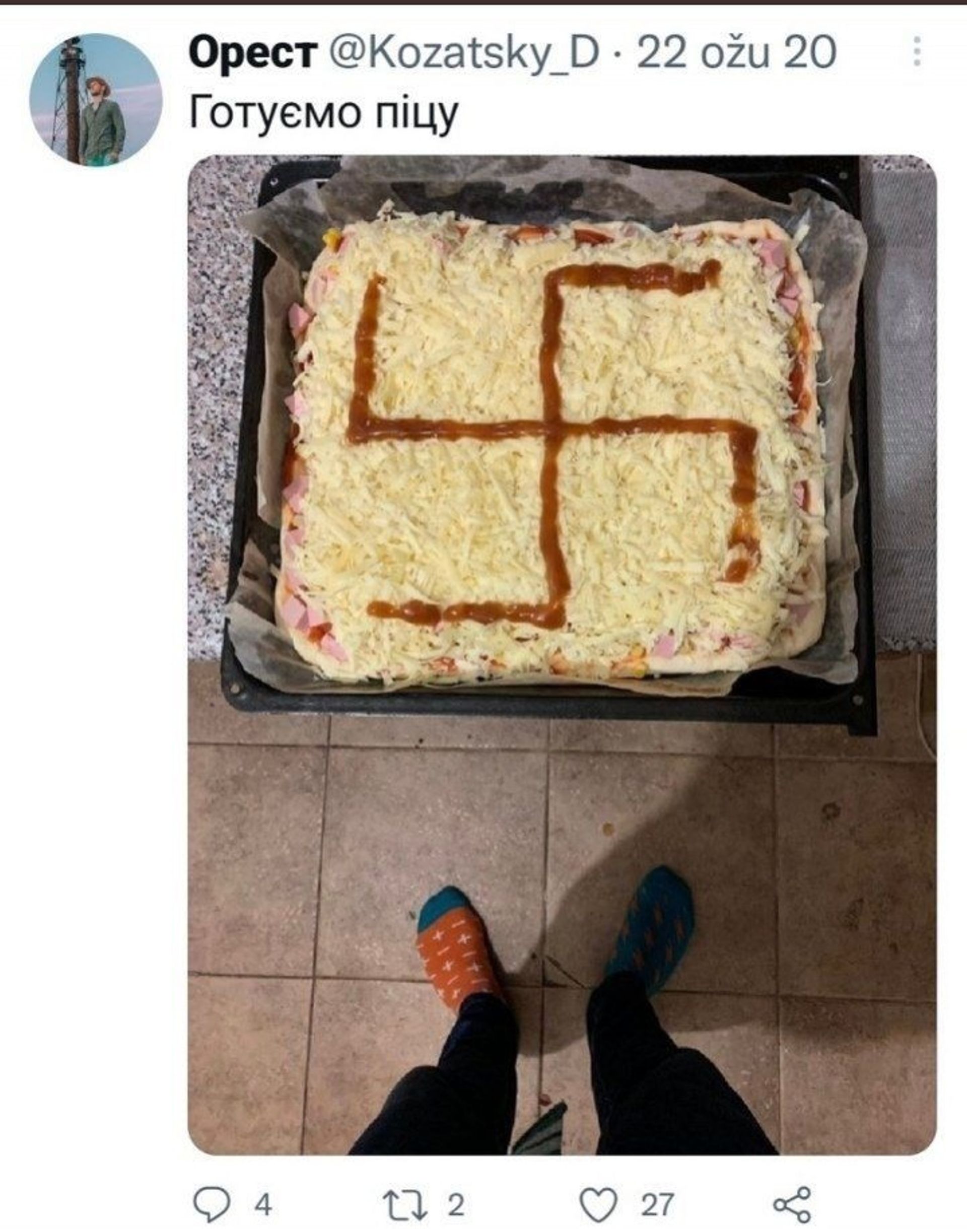 Le tweet avec la photo de la pizza garnie d'une croix gammée. 