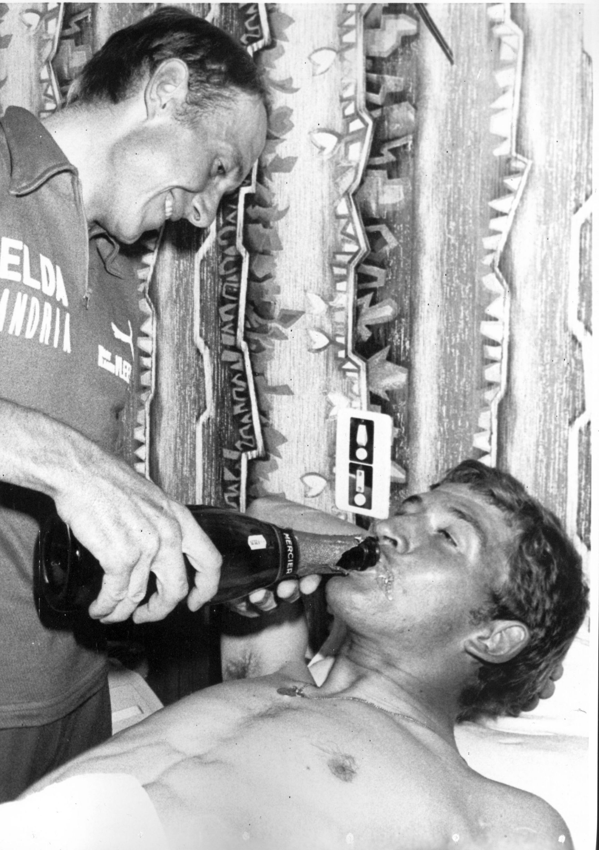 Célébration et libations entre Michel Pollentier et Freddy Maertens après la victoire du premier dans la 16ème étape du Tour 1976 (Pau-Fleurance), le 12 juillet