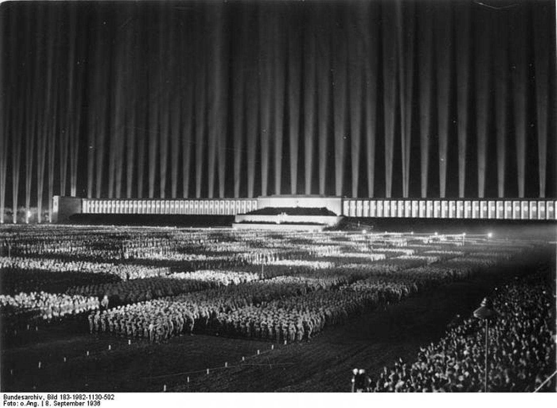 Une manifestation nocturne, le 8 septembre 1936, avec la "cathédrale de lumière" d’Albert Speer.