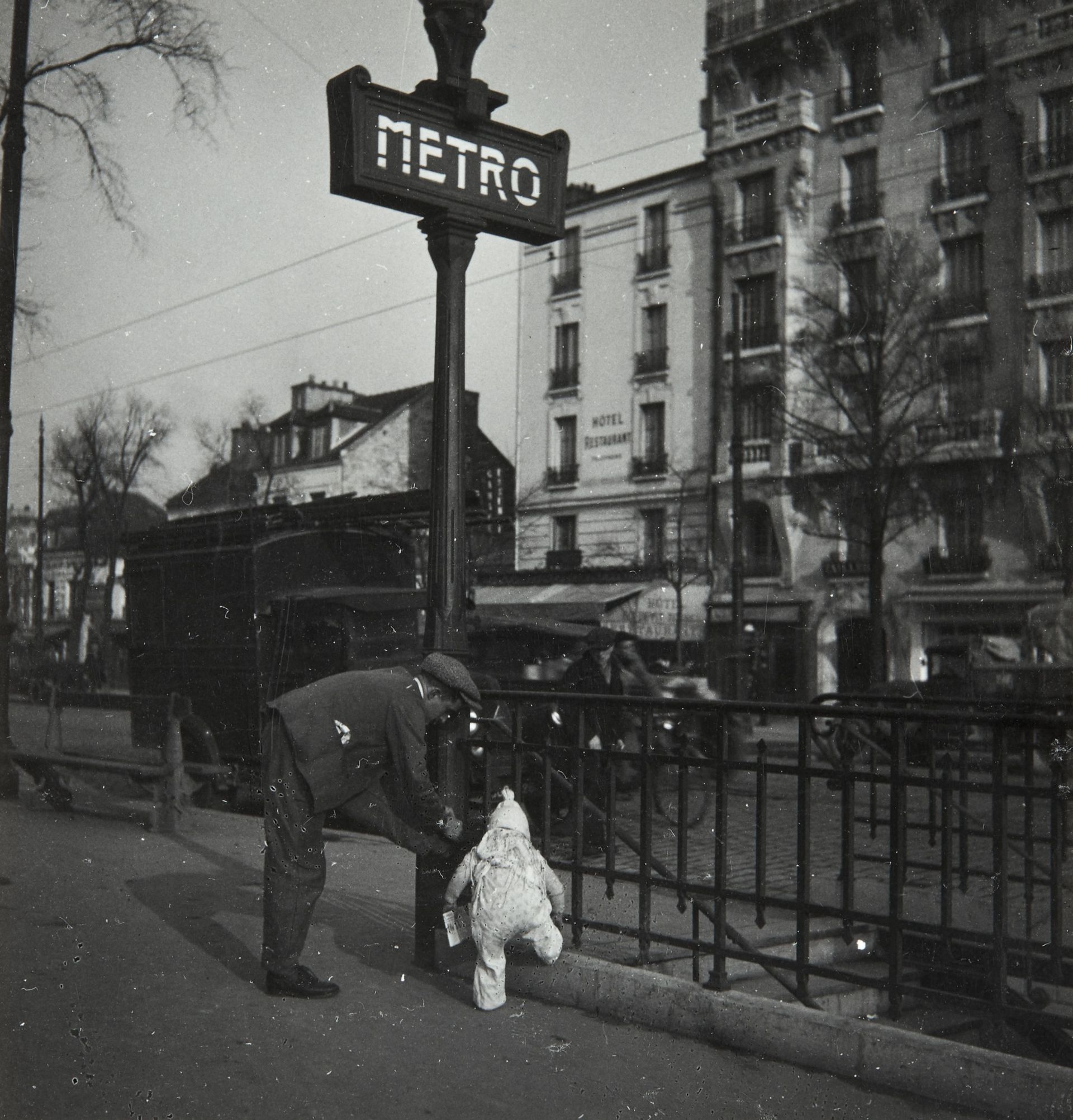 Entrée du métropolitain (candélabre Dervaux) Paris, c. 1935.