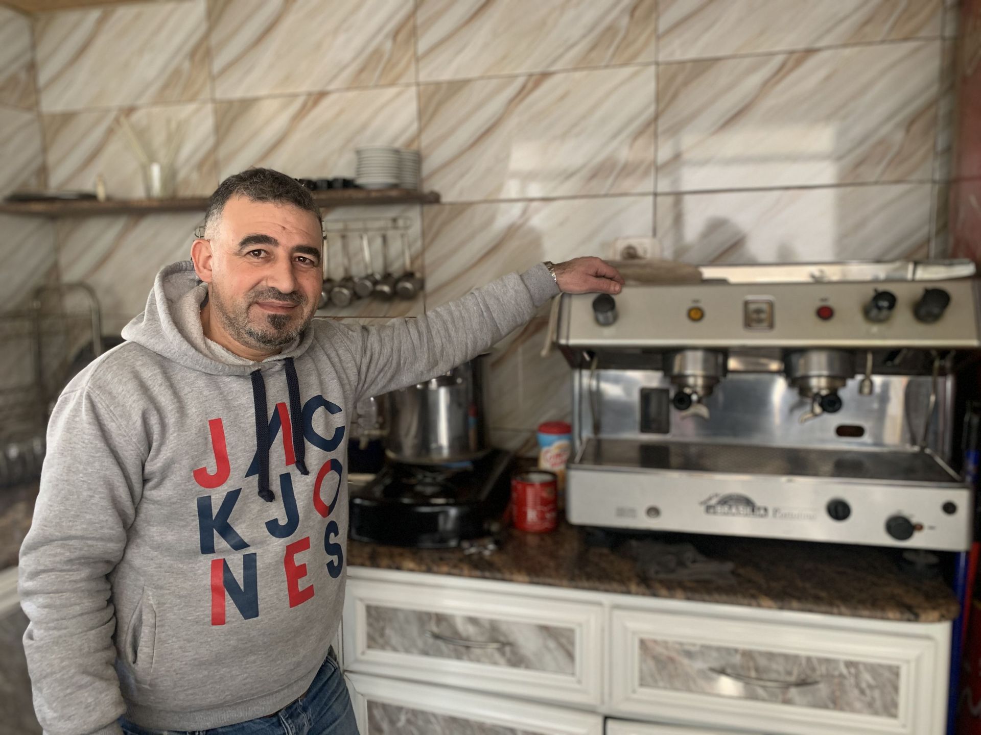 Dans le quartier arménien de Souleymanieh à Alep, Joseph Rawik gère péniblement son petit coffee-shop.