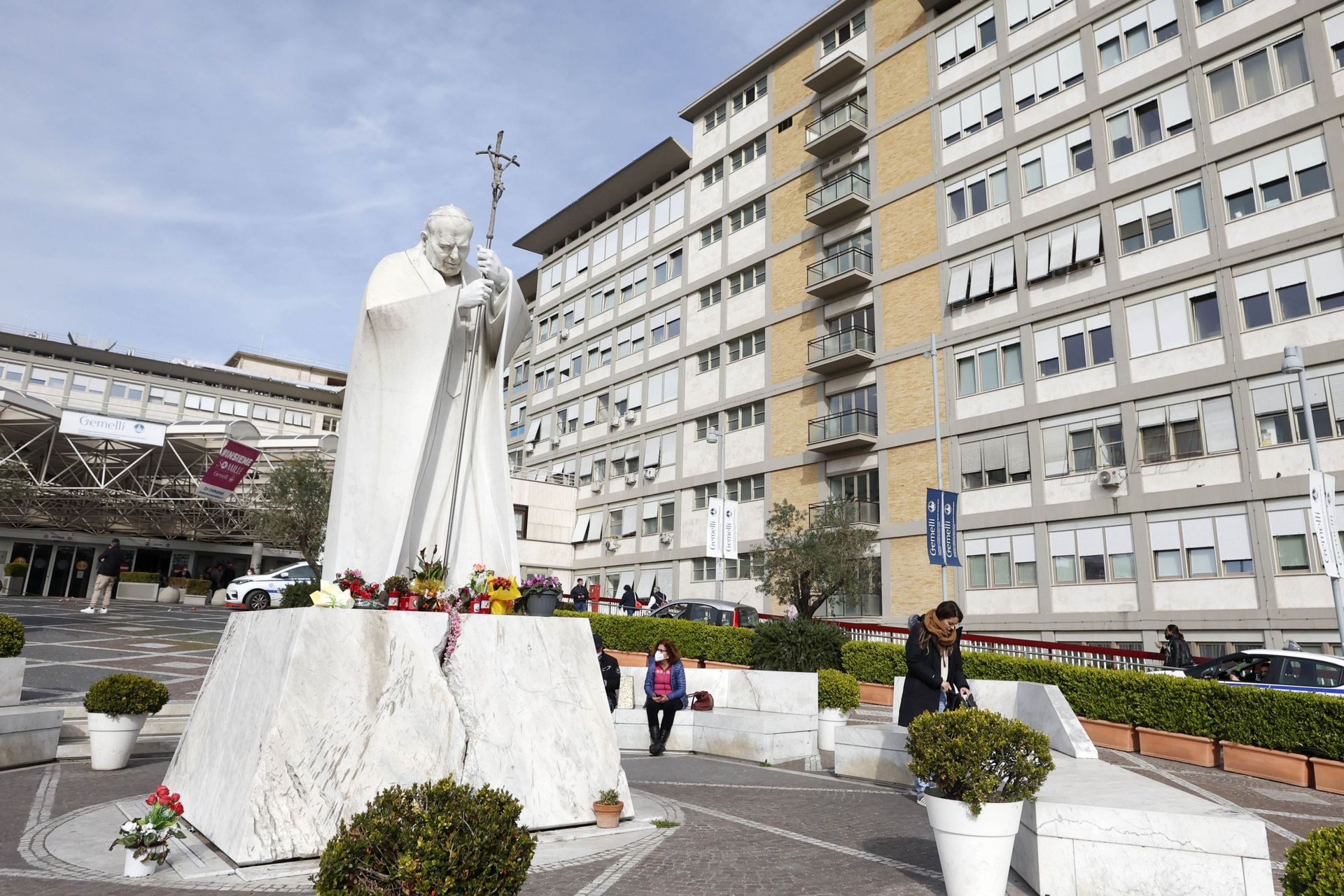 La statue en marbre du pape Jean-Paul II située à l’entrée de l’hôpital Policlinico Gemelli depuis 2009.