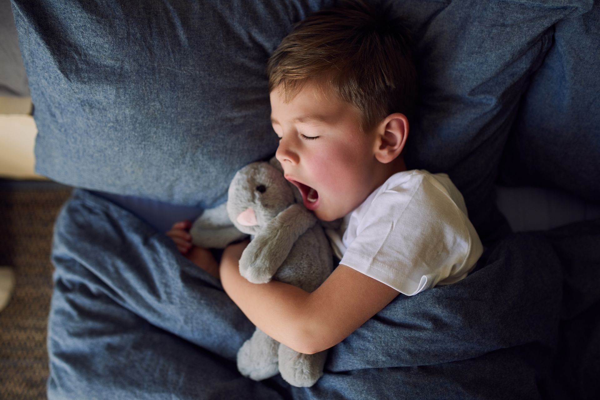 Comment aider les enfants à s'endormir et dormir mieux durant le confinement ?