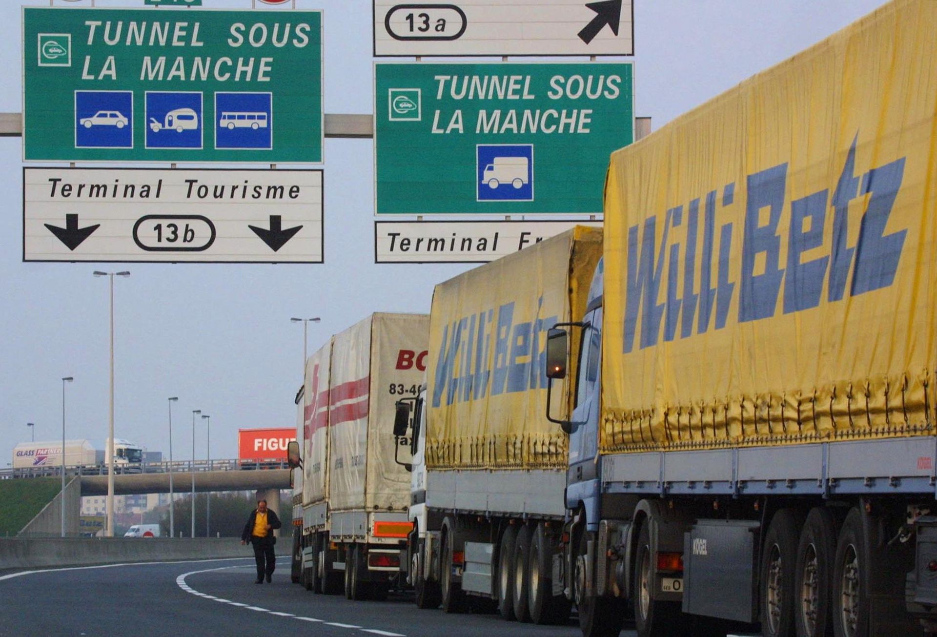 Grève des douaniers au terminal fret du tunnel sous-la-Manche (côté français), le 10 avril 2002 