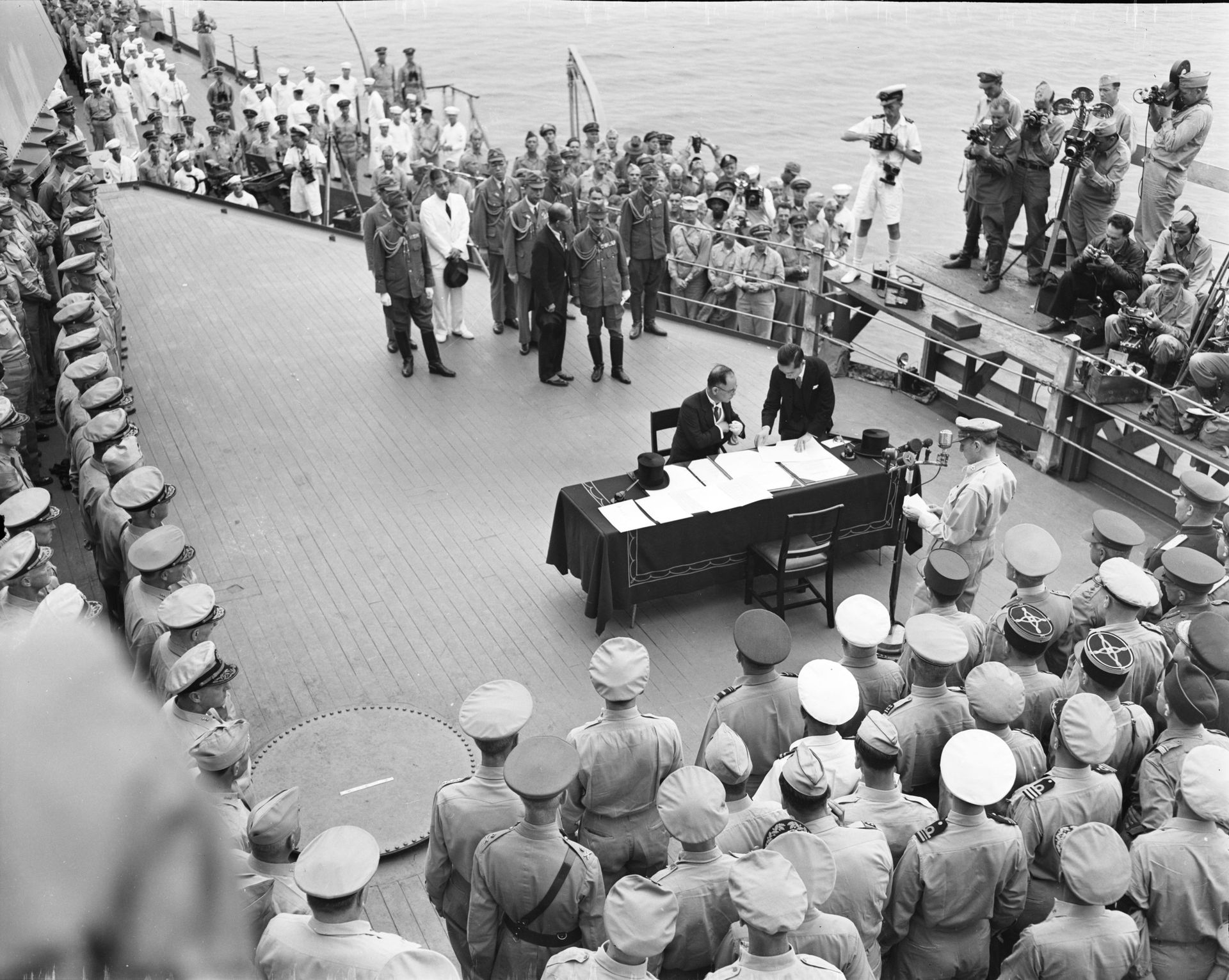 2 septembre 1945, pont du cuirassé Missouri, signature de la reddition du Japon.