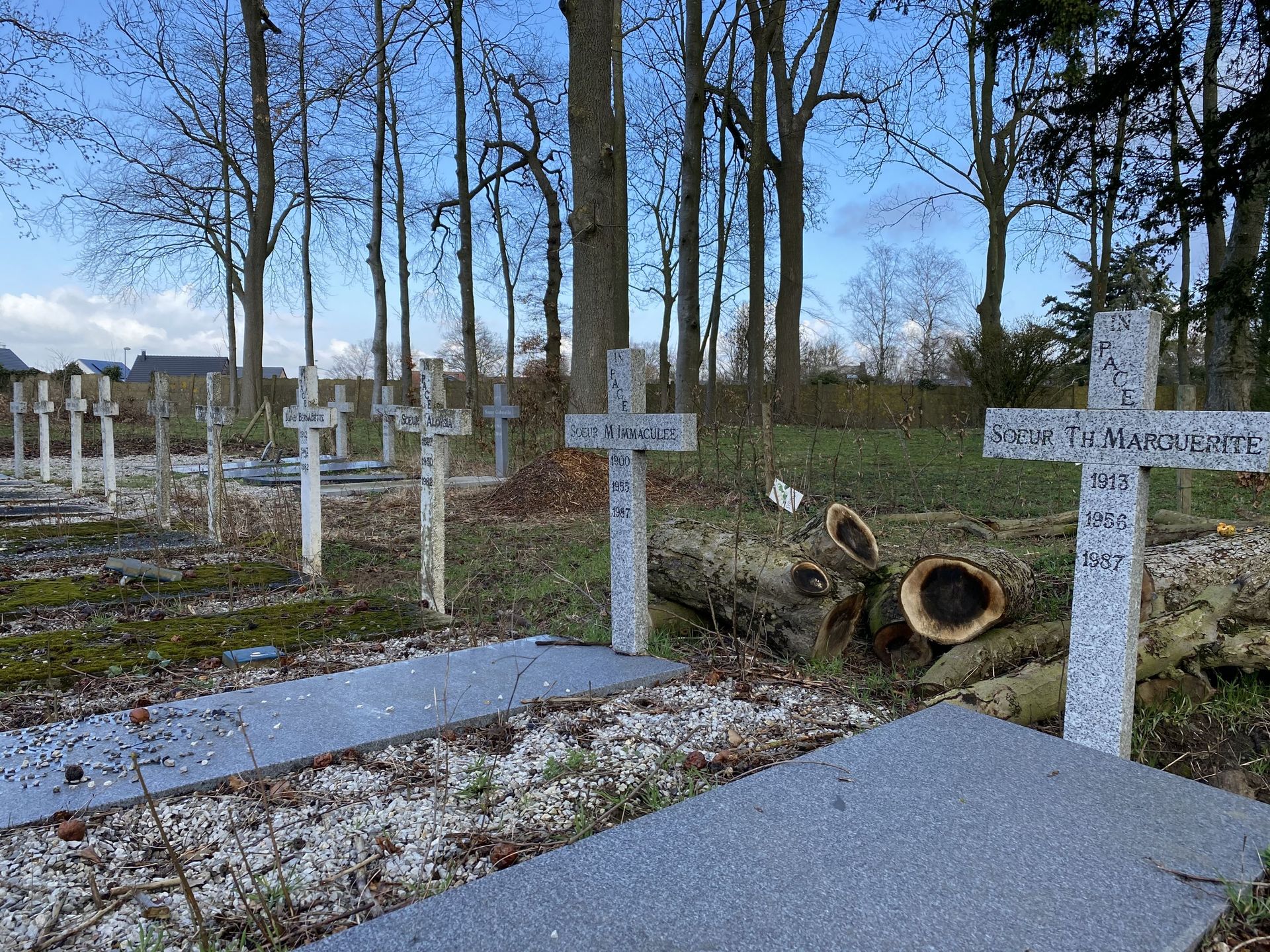 Au fond du parc, le petit cimetière où les religieuses sont enterrées. Il sera conservé.