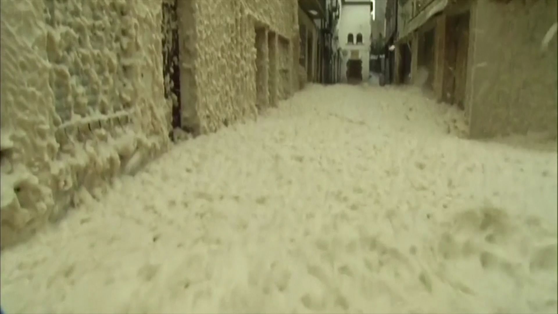 Espagne: une épaisse couche d'écume recouvre les rues de Tossa de Mar (vidéo)