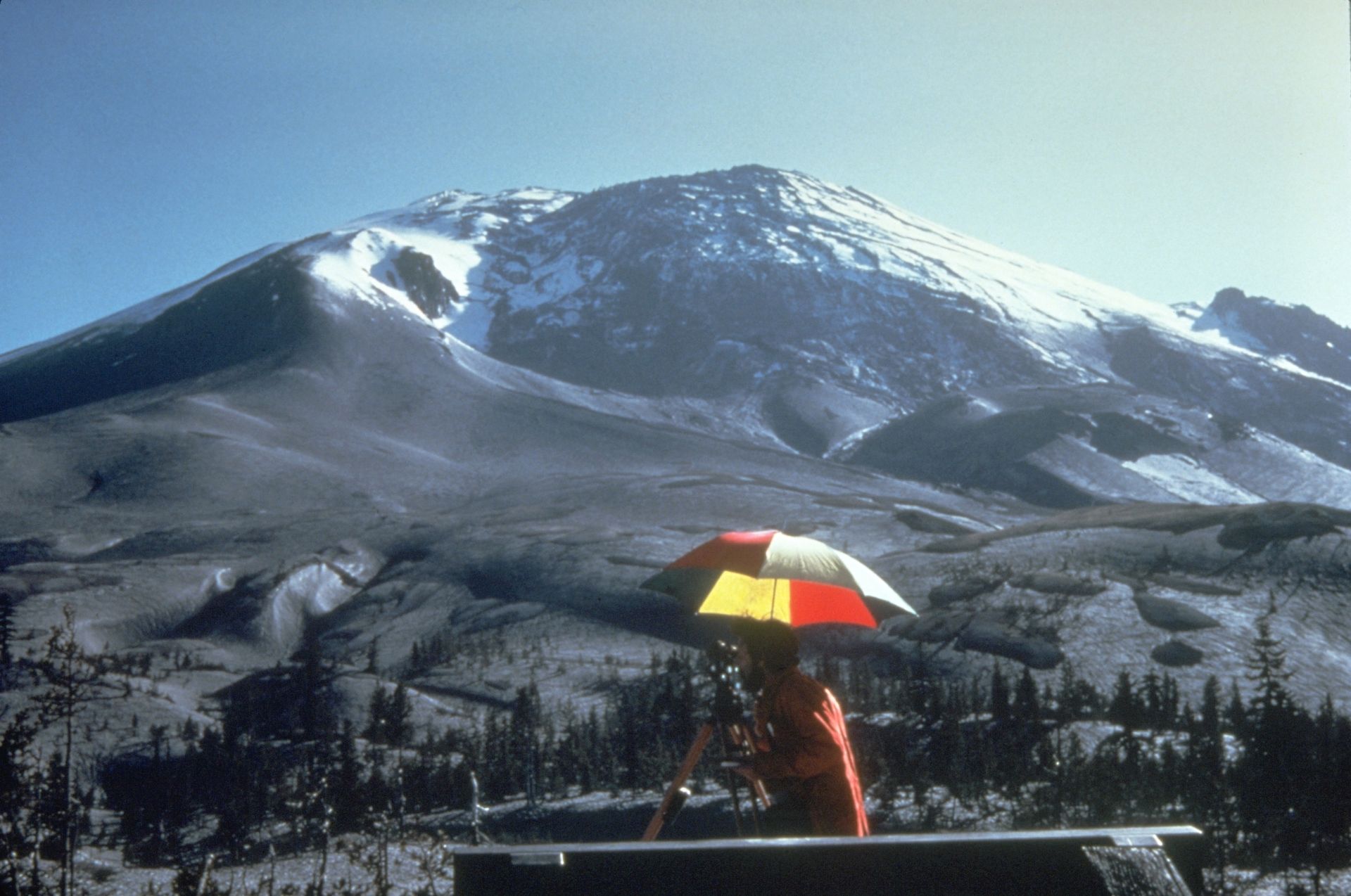 L'excroissance de 135 mètres de haut qui s'est créée sur le flanc nord du Mont Saint Helens telle qu'elle se présente le 27 avril 1980.   