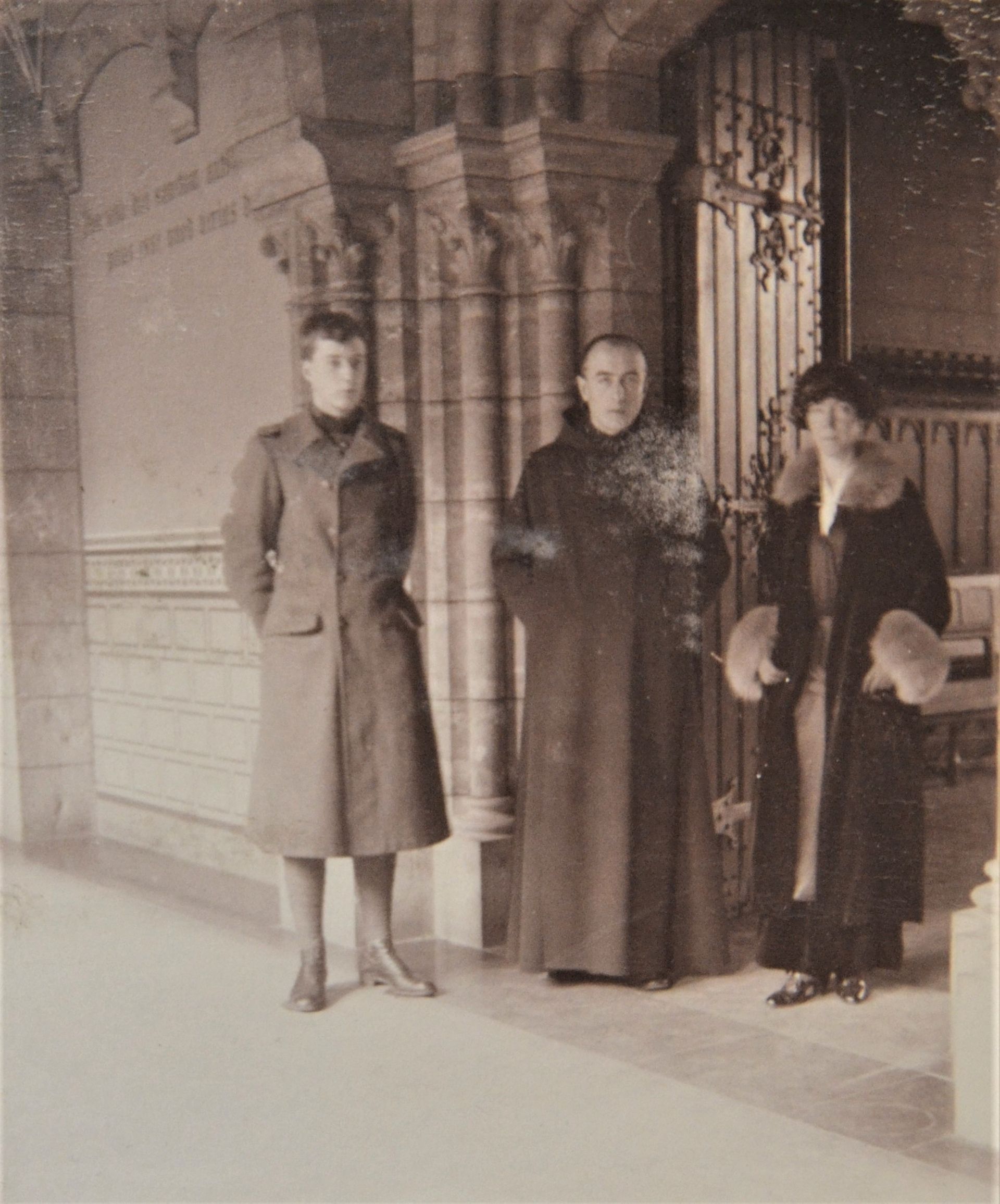Le Jeudi Saint, 17 avril 1919, à l’entrée de la salle capitulaire, en l’absence du Père abbé, le Prieur, dom Gérard, reçoit la reine et le duc de Brabant, Léopold.
