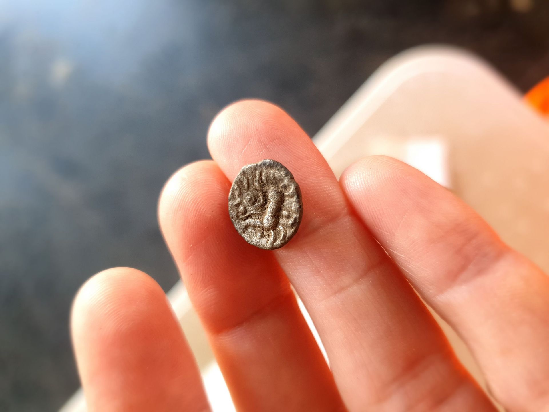 Une pièce de monnaie antique provenant du site archéologique de Fleet Marston