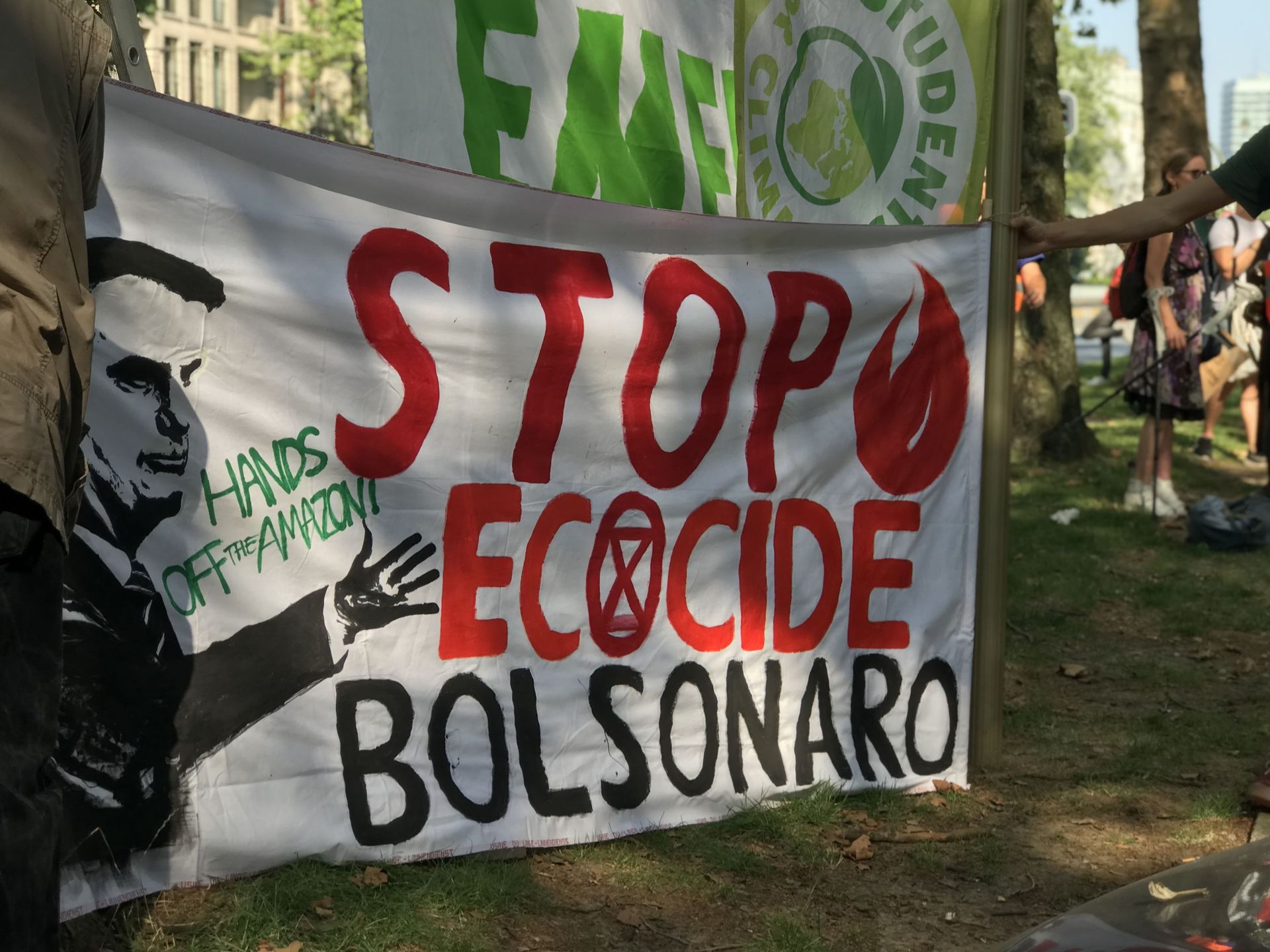 De nombreuses pancartes pour dénoncer la politique de Bolsonaro